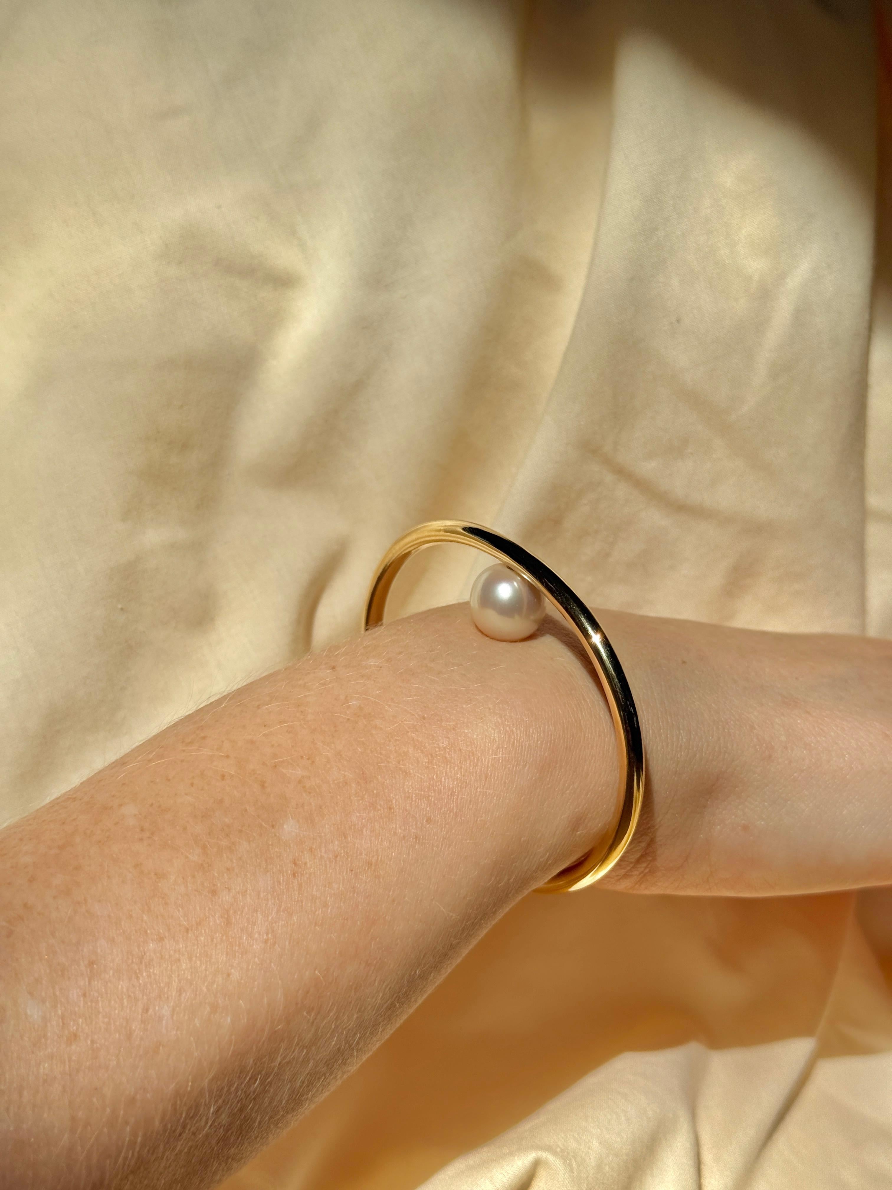 Bracelet manchette surréaliste en or 14 carats avec perles flottantes en vente 2