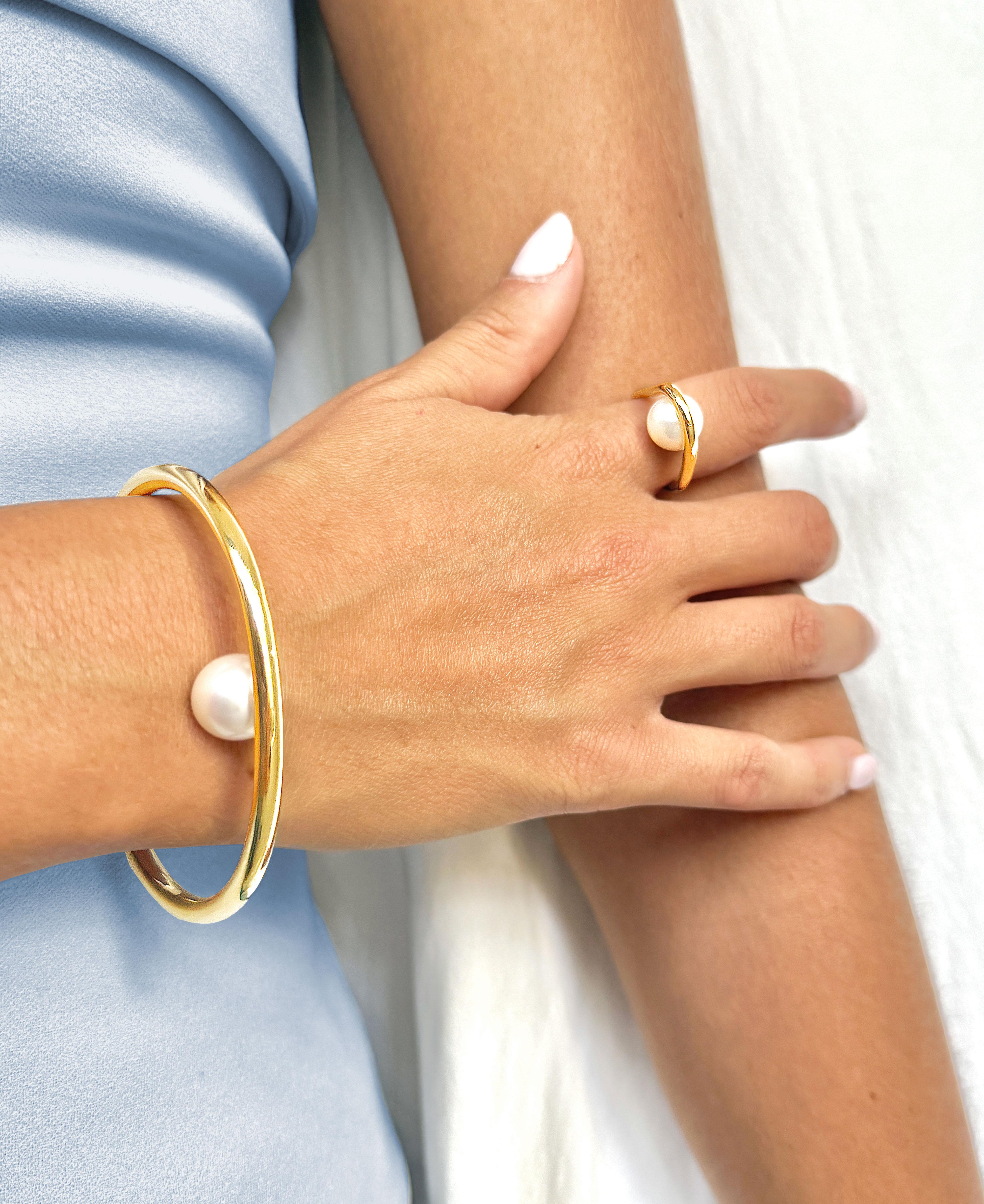 Non taillé Bracelet manchette surréaliste en or 14 carats avec perles flottantes en vente