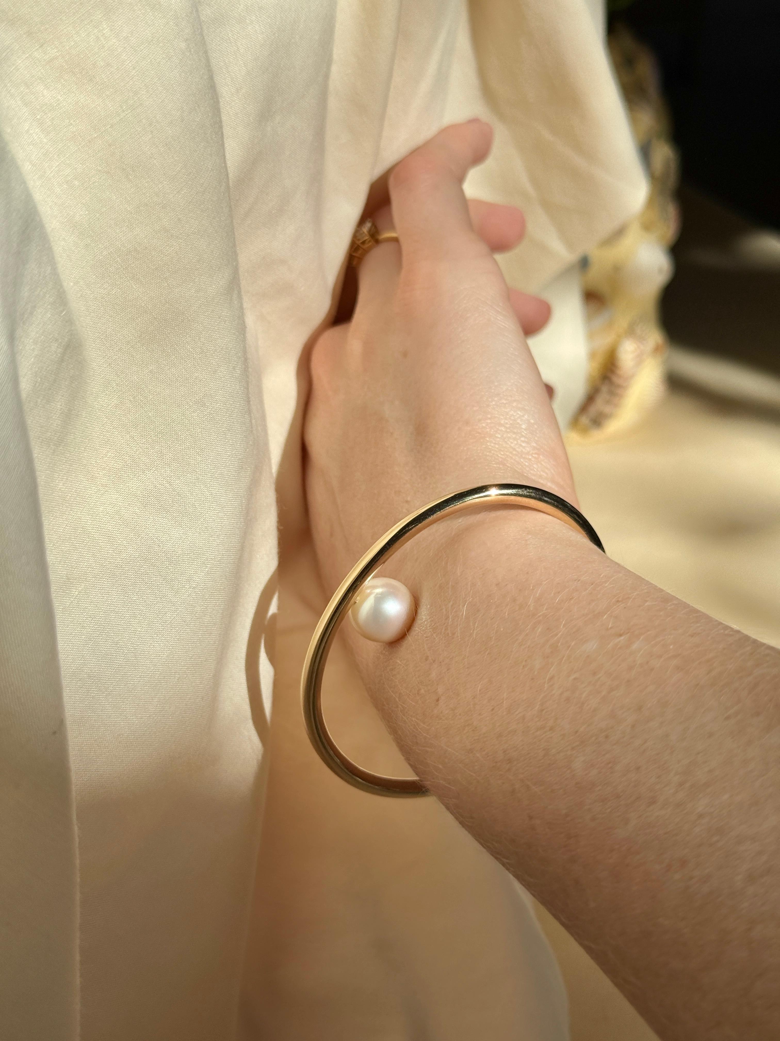 Bracelet manchette surréaliste en or 14 carats avec perles flottantes en vente 1