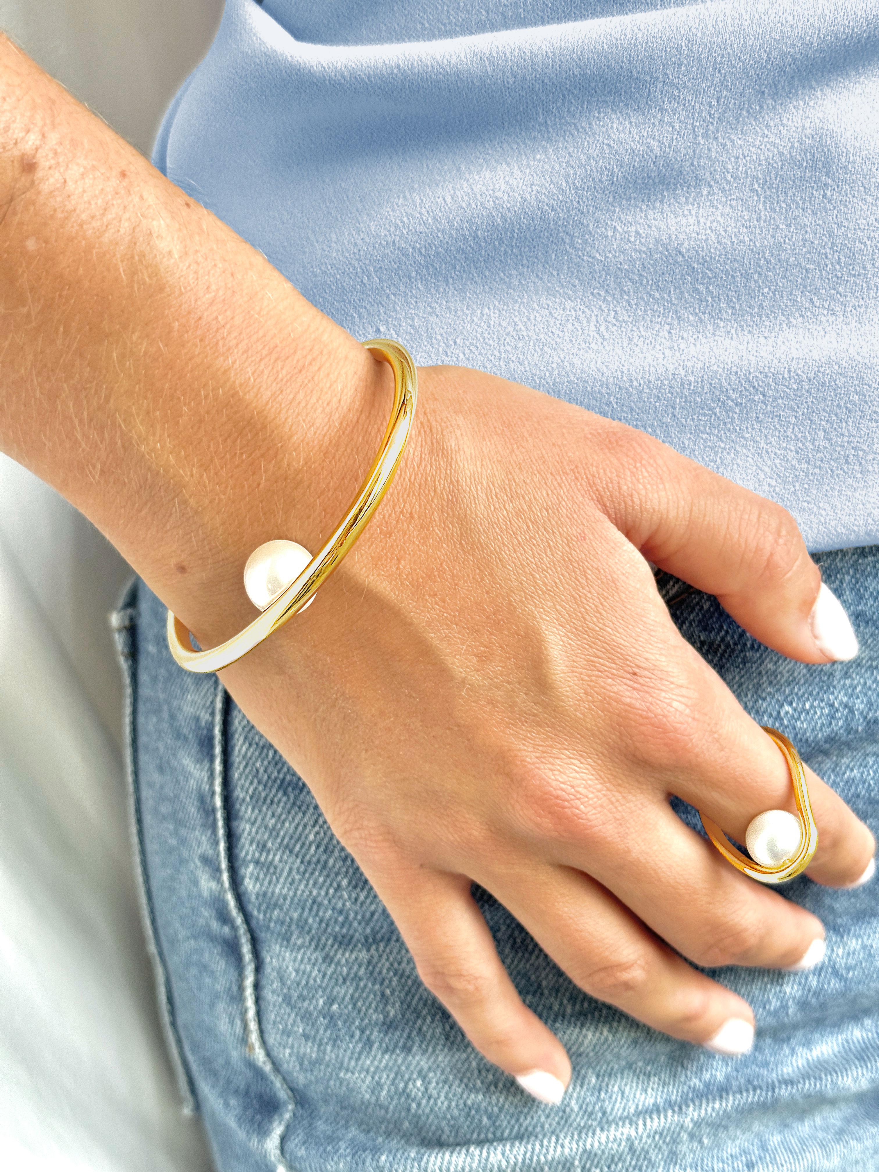 Bracelet manchette surréaliste en or 14 carats avec perles flottantes Pour femmes en vente