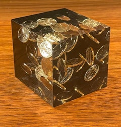 Penny fluttuanti nel cubo fermacarte in lucite nello stile di William Williams