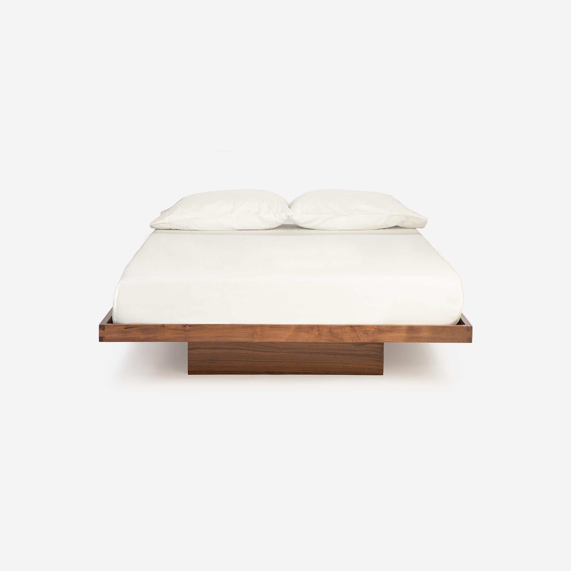 Das Floating Platform Bed ist ein Meisterwerk der Jahrhundertmitte. Als Mel das Podestbett entwarf, orientierte er sich an dem japanischen Begriff Shibui, der so viel wie großartige Schlichtheit, Eleganz und guter Geschmack bedeutet. Bei ihrer