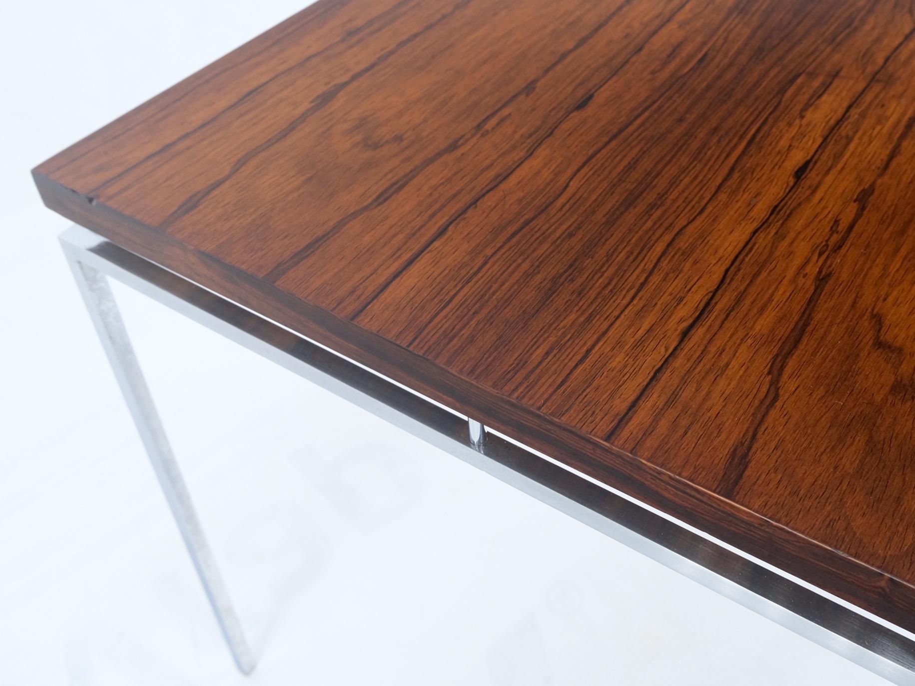 Table basse flottante carrée d'appoint Mint à plateau en bois de rose et base chromée en acier inoxydable en vente 2