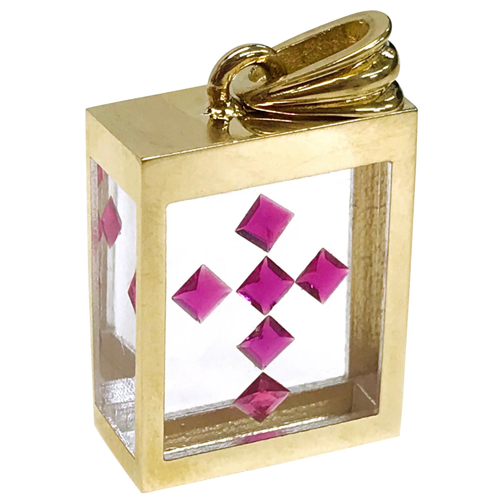 Pendentif croix flottante en forme de croix en rubis 14 carats en vente
