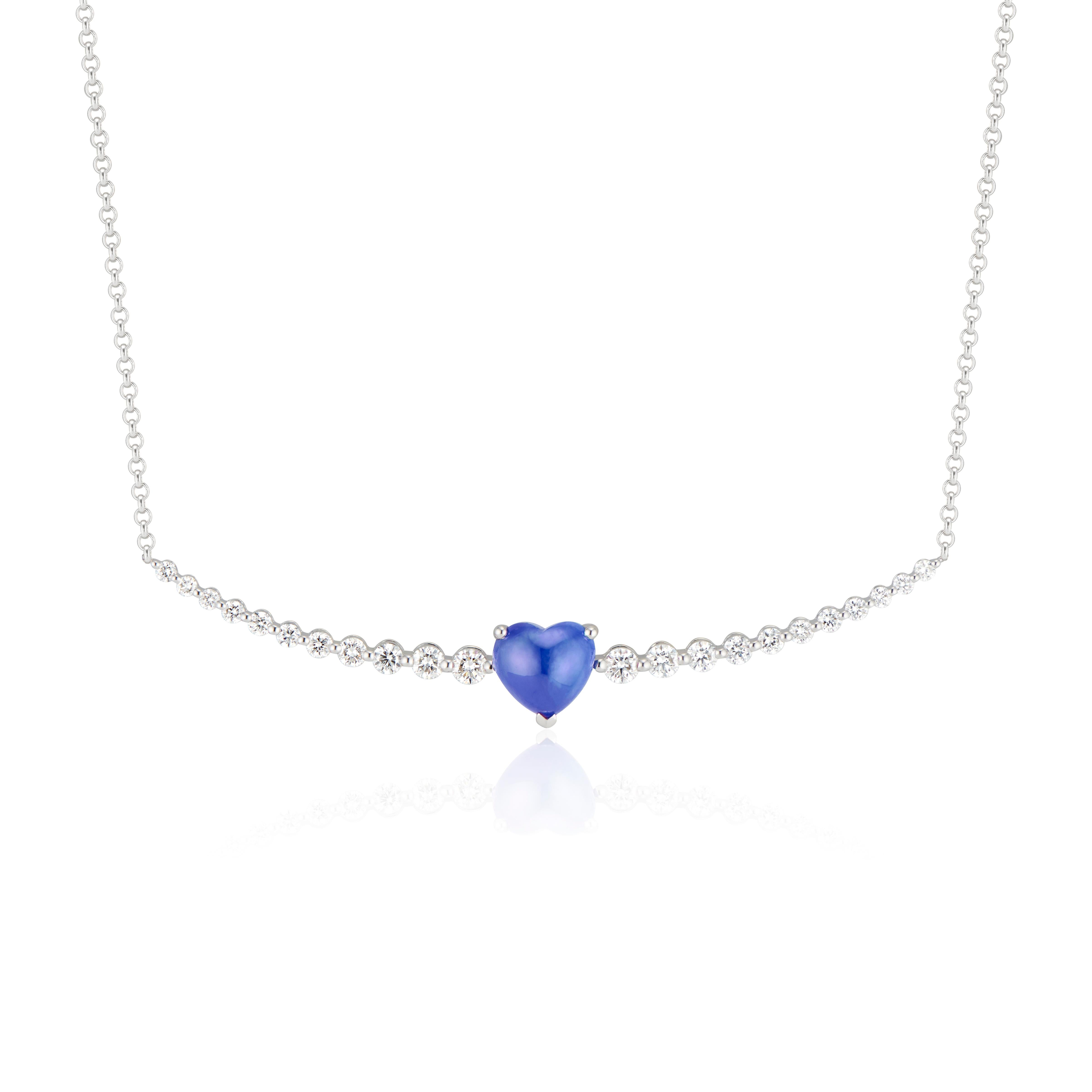 Soulignant la beauté des pierres naturelles, la bague à saphir flottant et diamant de Ri Noor attire l'attention sur les teintes bleues saturées et spectaculaires du saphir en forme de cœur. Sertie en or blanc 18 carats avec des diamants