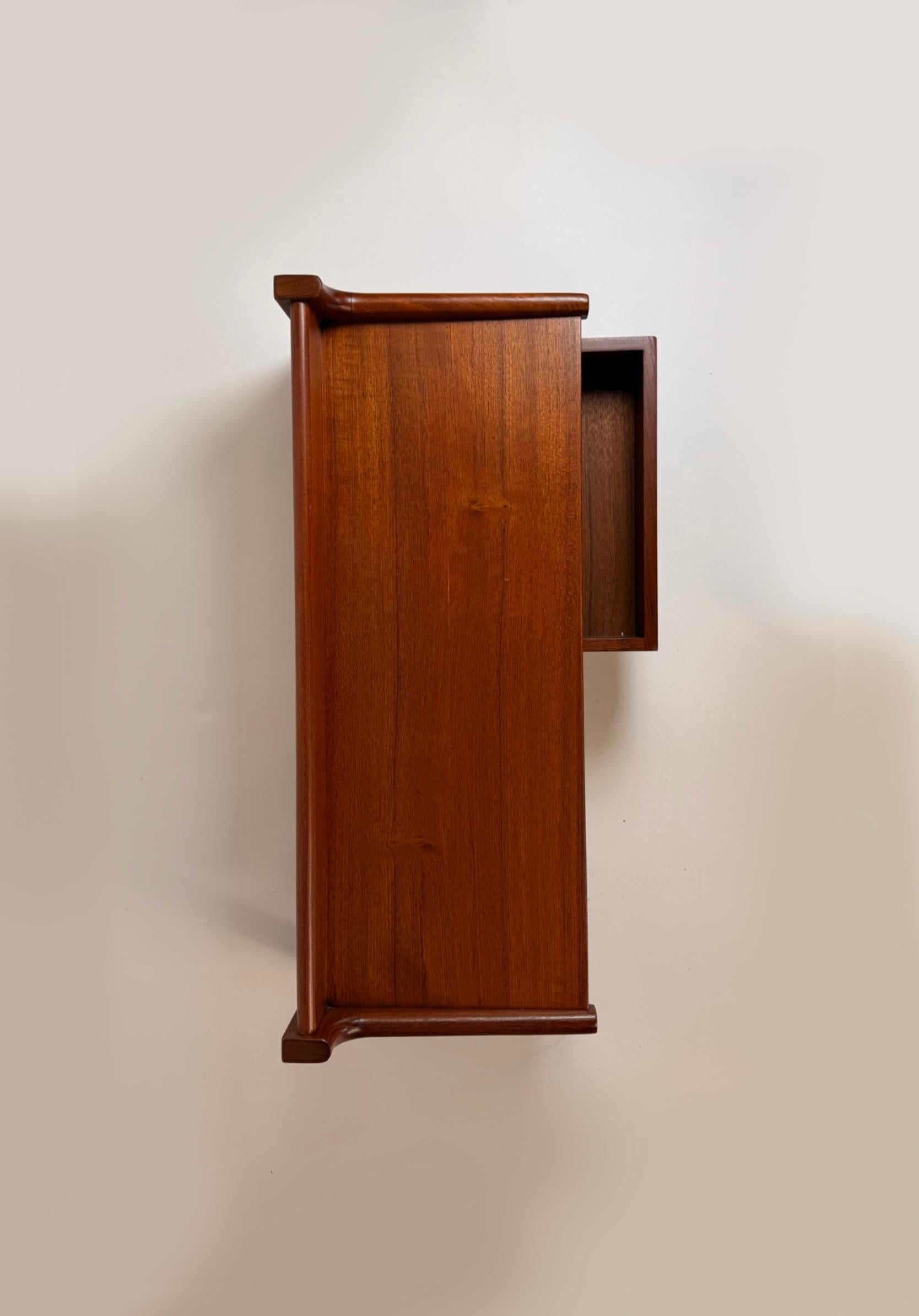 Floating Shelf by Børge Mogensen - Circa  1960s For Sale 1