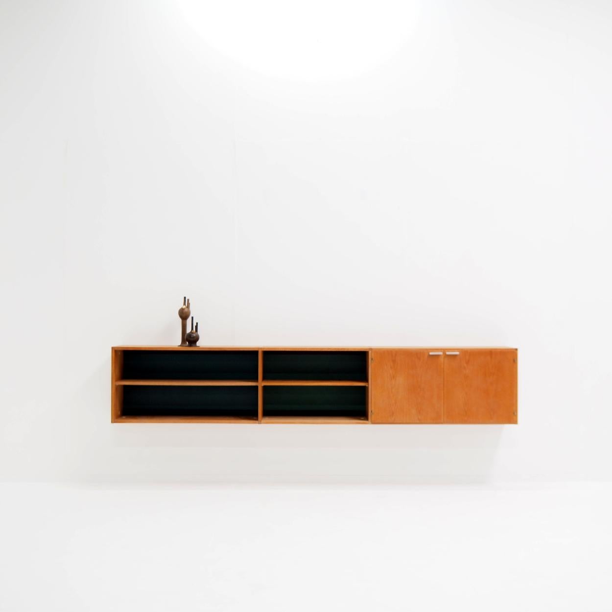 Credenza galleggiante disegnata da Cees Braakman per Pastoe.

Ciò che rende unica questa credenza è il raro rovere, un materiale raramente utilizzato nei progetti di Braakman.

Le calde tonalità del rovere gli conferiscono un carattere naturale,