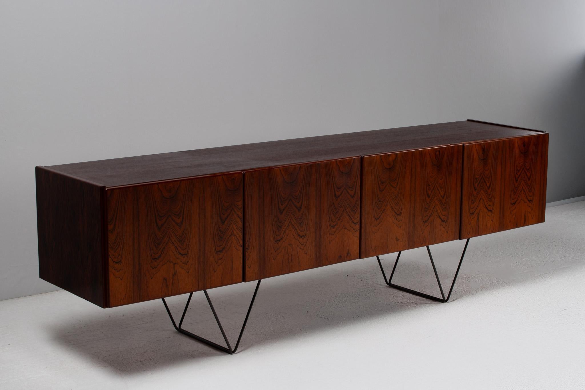 Floating Sideboard in Cocobolo Palissander and Iron, Italy, 1960s In Good Condition For Sale In Kaštel Sućurac, Splitsko-dalmatinska županija