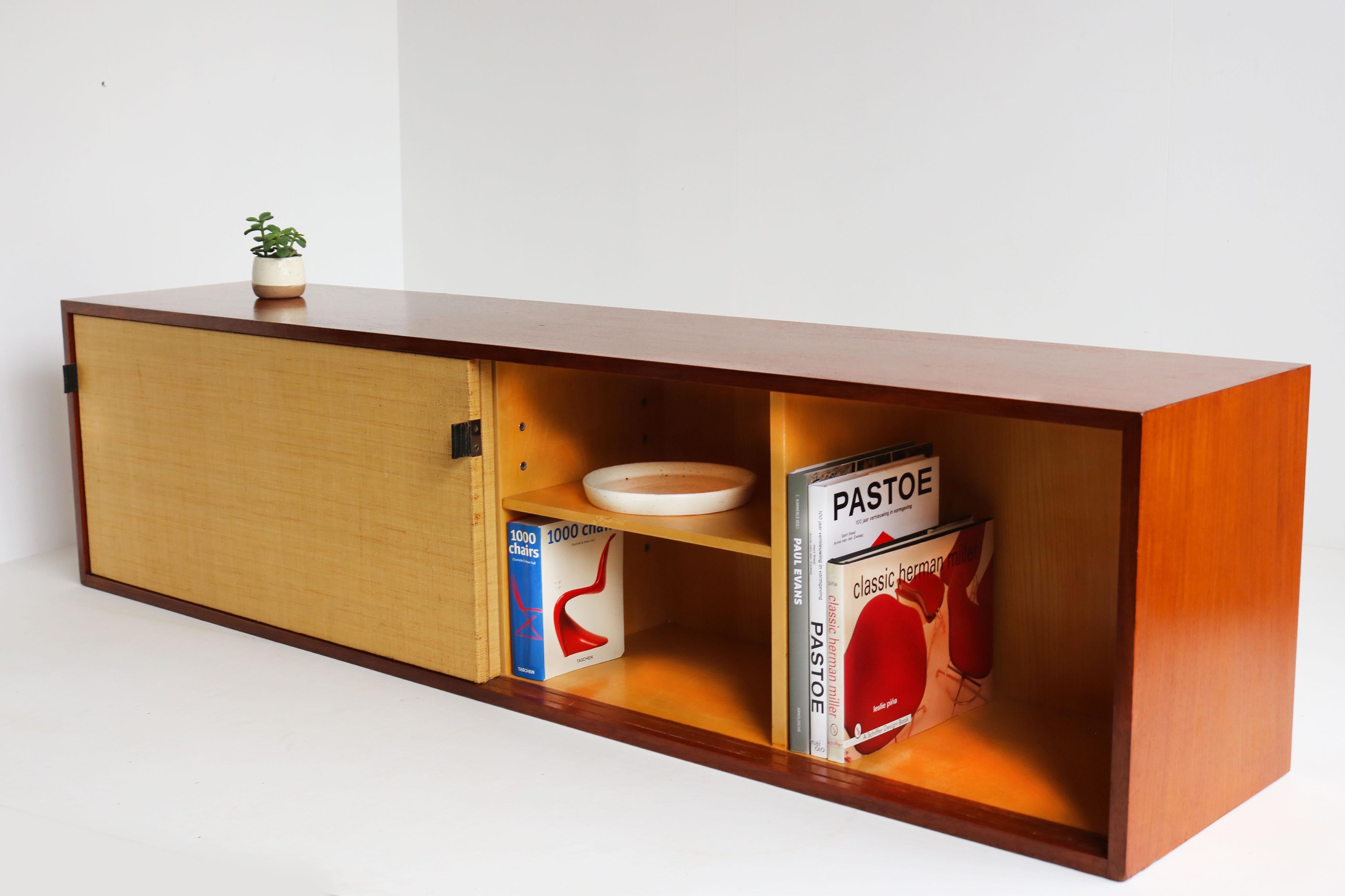 Rarissima credenza sospesa Model: 123 del 1952, disegnata da Florence Knoll per Knoll International. Questa versione è stata prodotta nel 1952 in una piccola edizione da Knoll a Stoccarda, il che ne aumenta la rarità. Le porte scorrevoli sono
