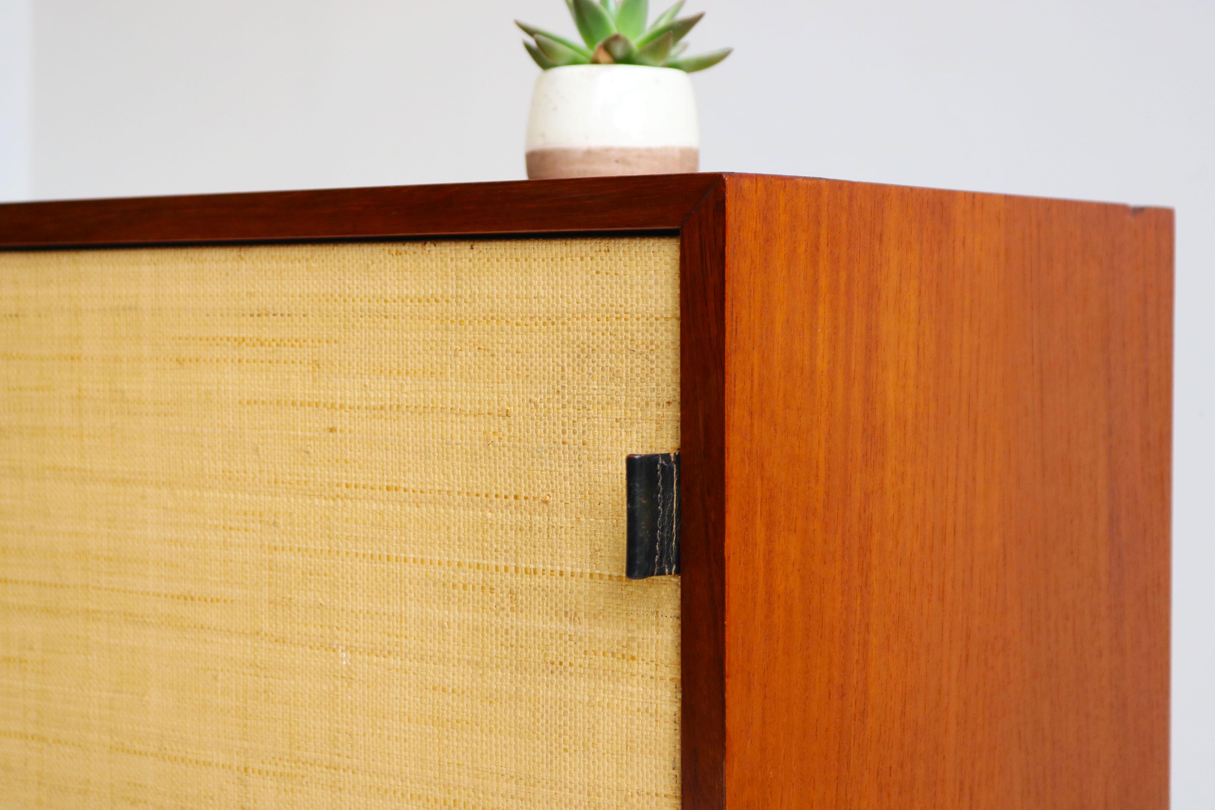 Credenza galleggiante Model: 123 di Florence Knoll per Knoll 1960 Teak Seagrass in vendita 1