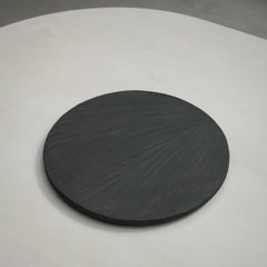 Plat décoratif en bois massif noir et mélange de ciment à la chaux par Dennis Kaiser