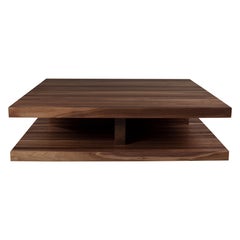 Table basse carrée flottante en noyer massif par No Age Studio