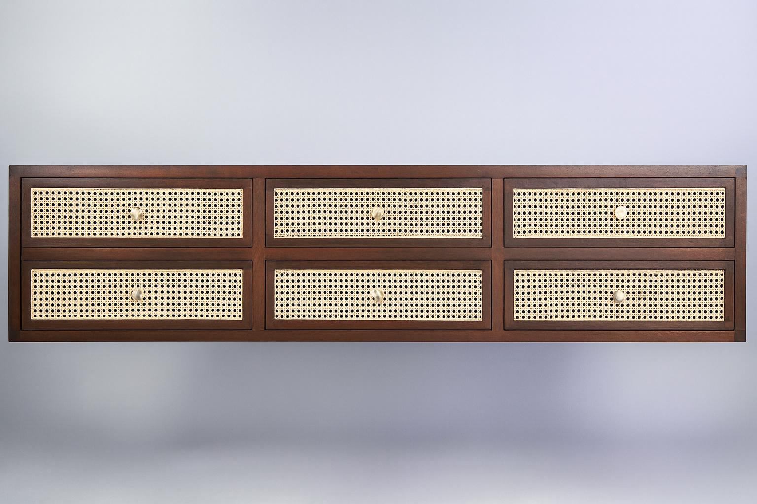 La commode carrée flottante incarne l'équilibre parfait entre la légèreté visuelle et la solidité des matériaux. Dans cette version, le design classique de la ligne Square gagne un nouveau geste : lorsqu'elle est montée au mur, la pièce semble