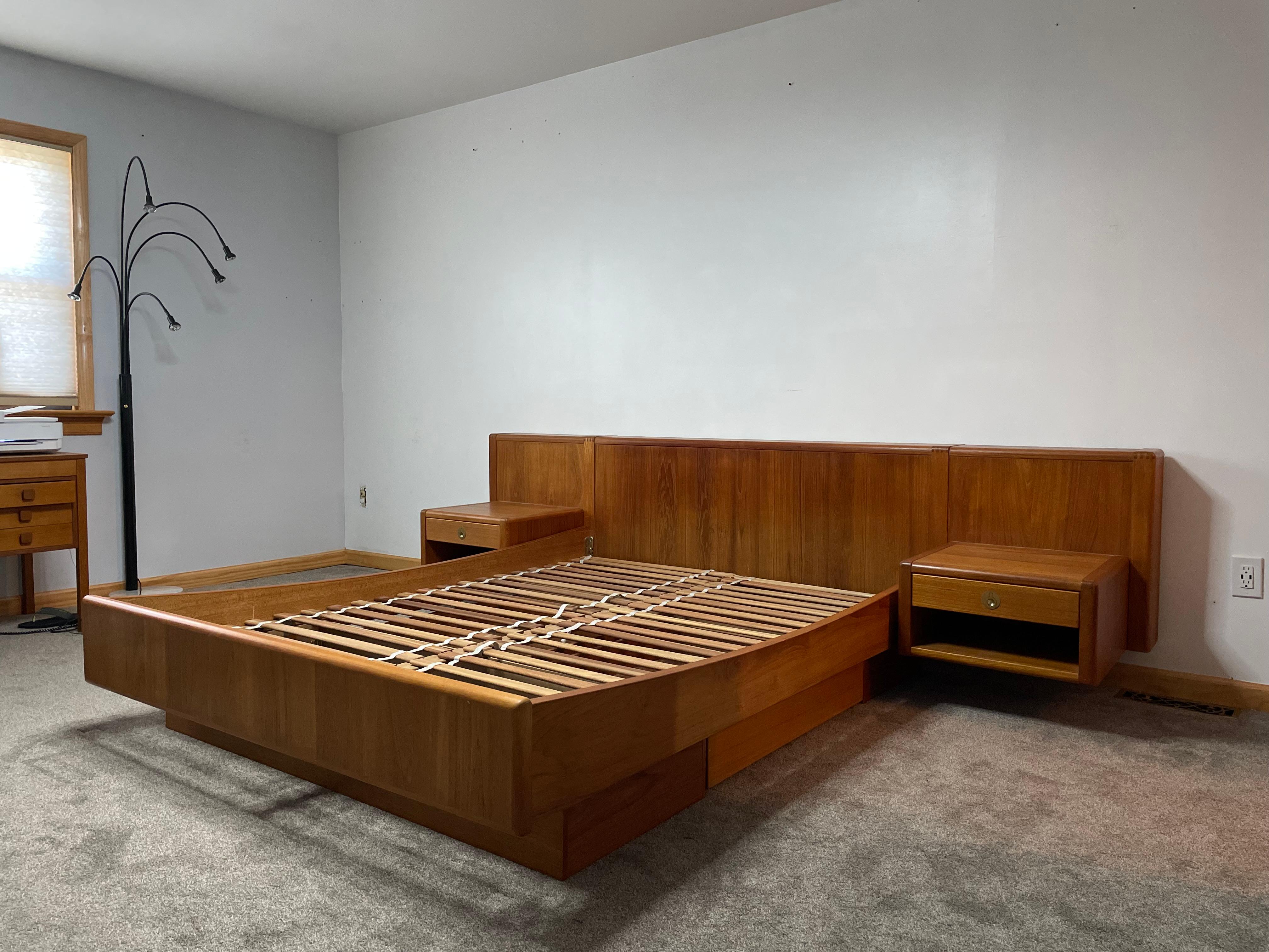 Mid-Century Modern Lit et tables de nuit flottants en teck avec tête de lit par D-Scan. en vente