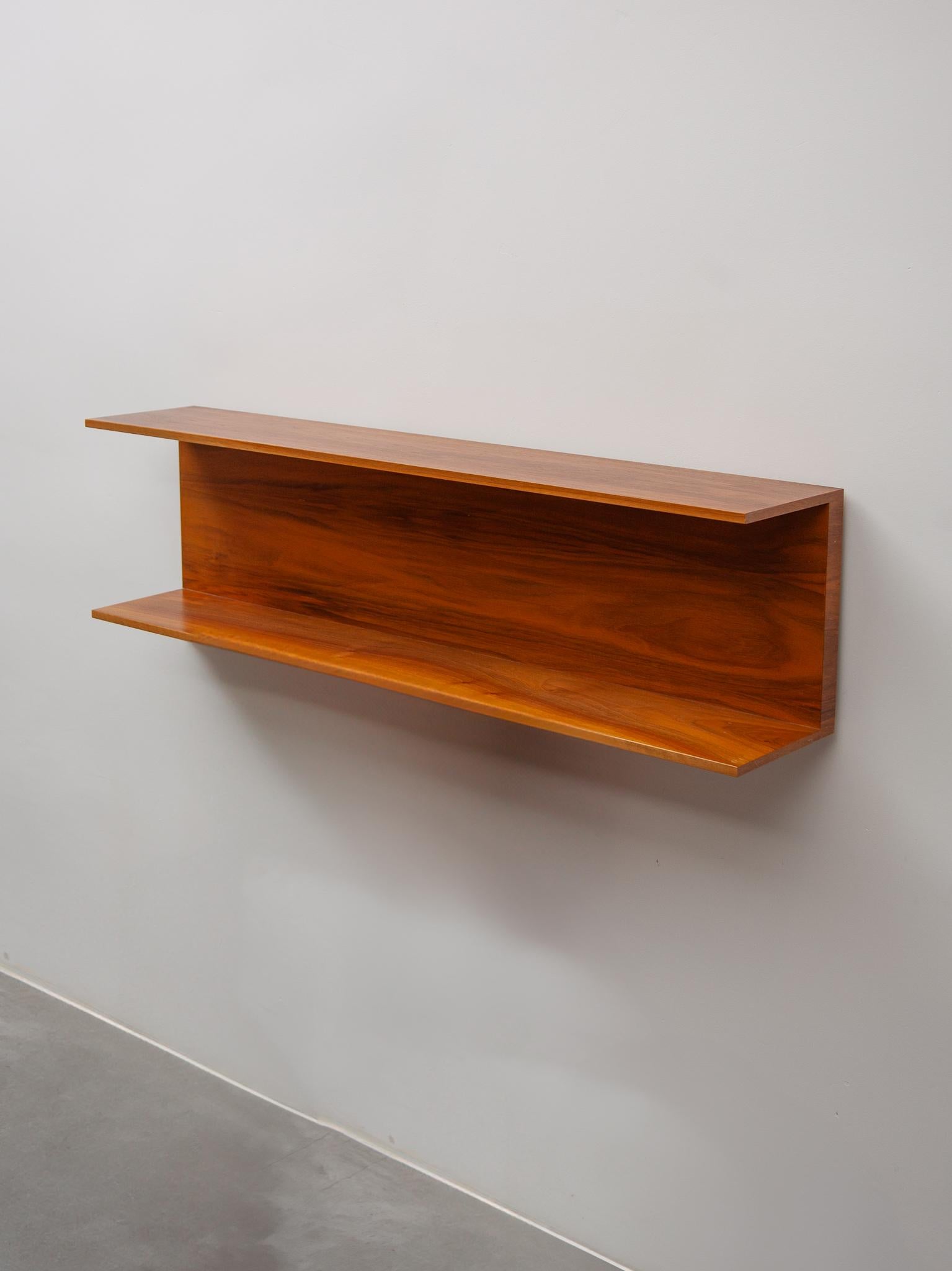 Beautiful teak floating wall unit designed by Walter Wirtz for Wilhelm Renz, Germany, 1960s. Very good condition, signed with Wilhelm Renz logo. This U-shaped shelf is made of high-quality very nicely grained teak wood and can be mounted freely