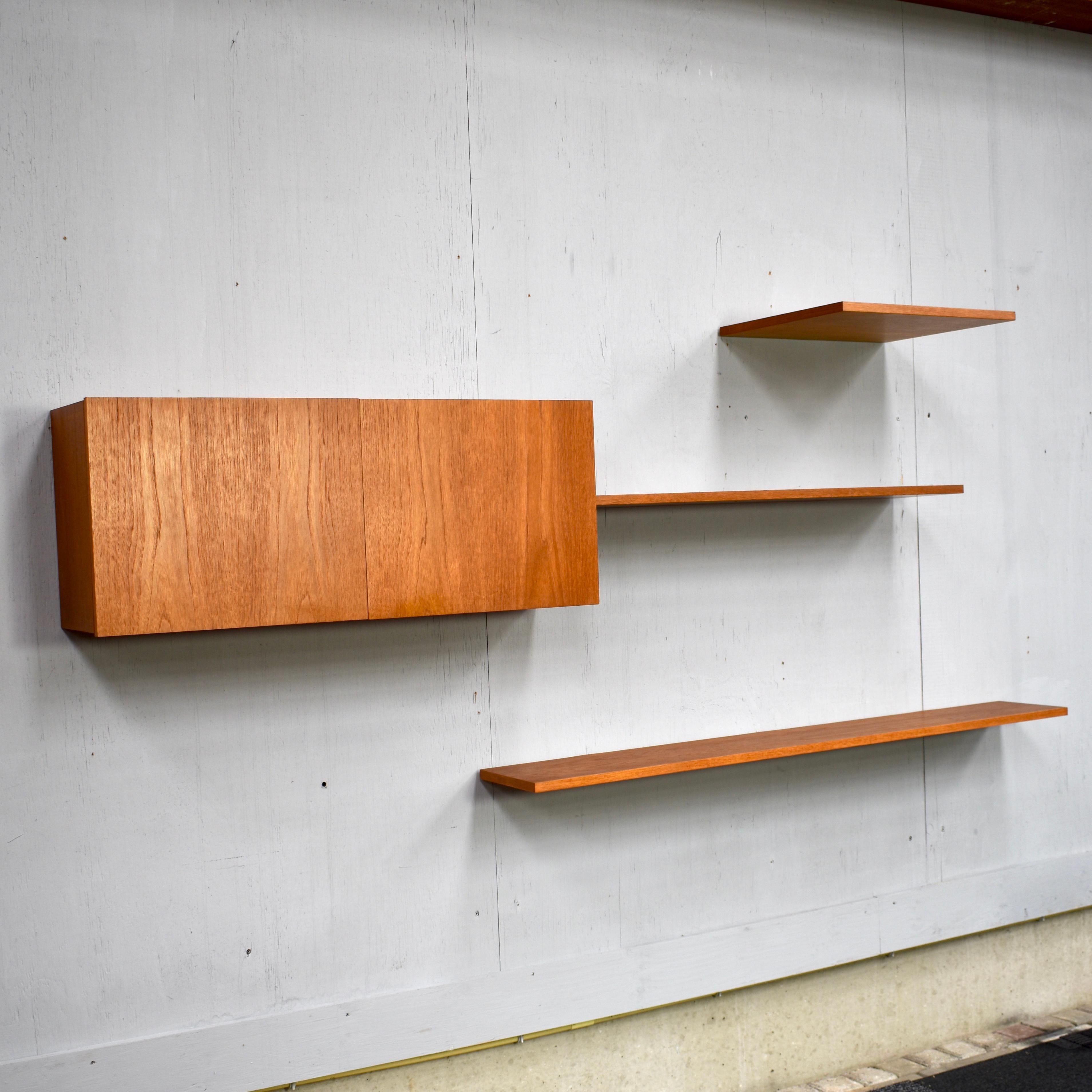 Floating modular wall-unit by Banz Bord in a beautiful warm teak wood. The wall unit is modular so it can be set-up to your own liking.

Designer: Unknown

Manufacturer: Banz Bord

Country: Germany 

Model: modular wall unit

Designed in: