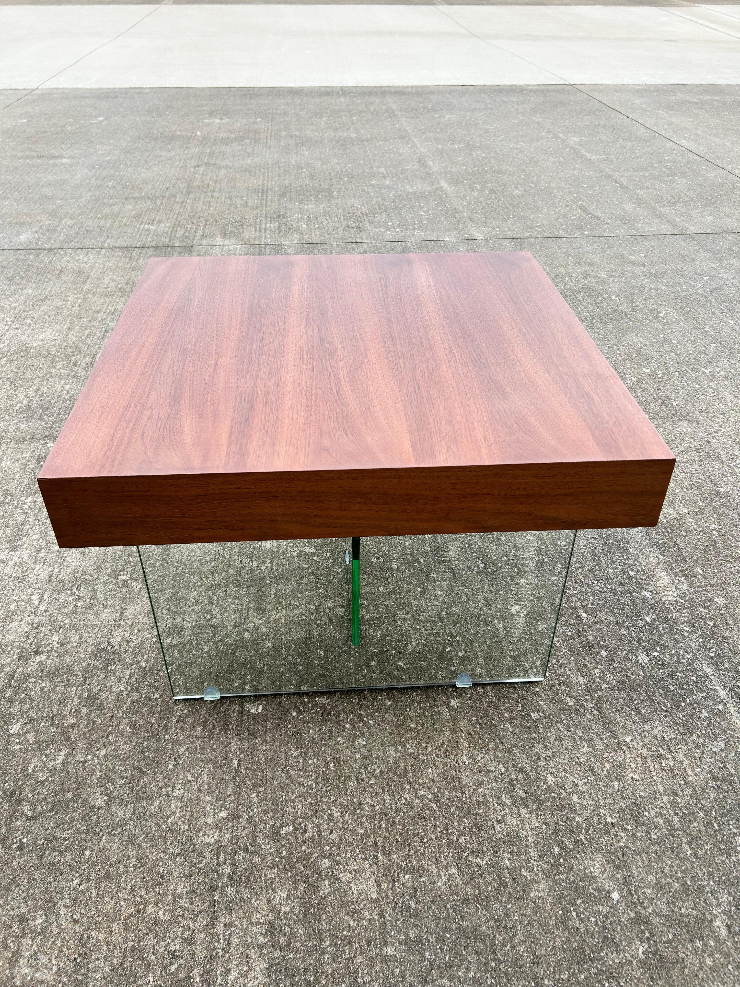 Table à café/cocktail flottante en noyer et verre, réalisée à la manière de Milo Baughman.

Élevez votre espace de vie avec cette table basse ou table de cocktail au design moderne post, avec son aspect flottant.  Le verre est en parfait état, sans