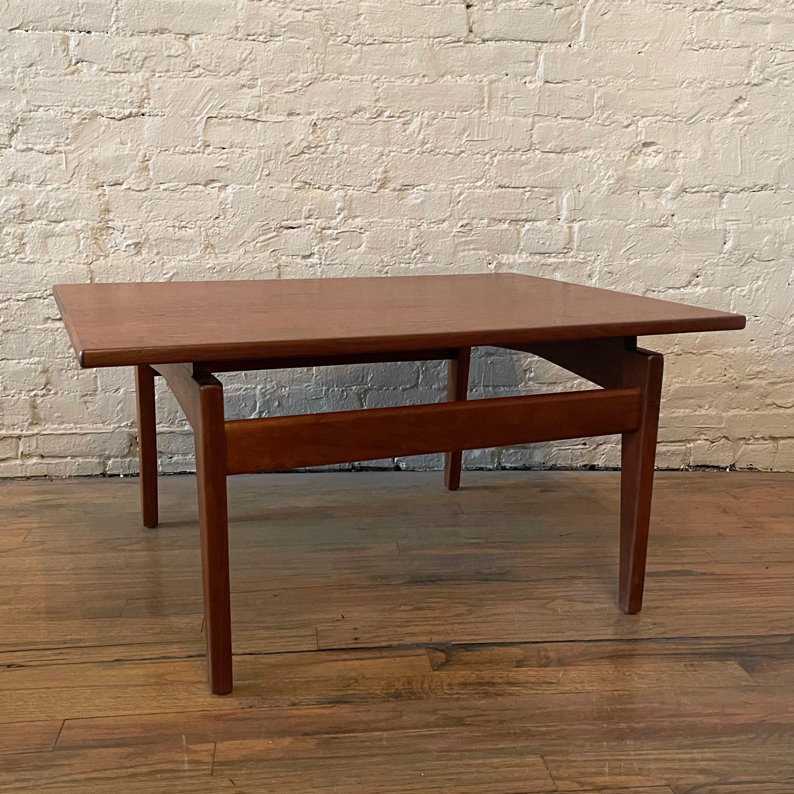 Floating Walnut Coffee Table by Jens Risom In Good Condition For Sale In Brooklyn, NY