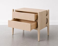 Table de chevet « Floatline » en chêne blanc, par Stamford Modern