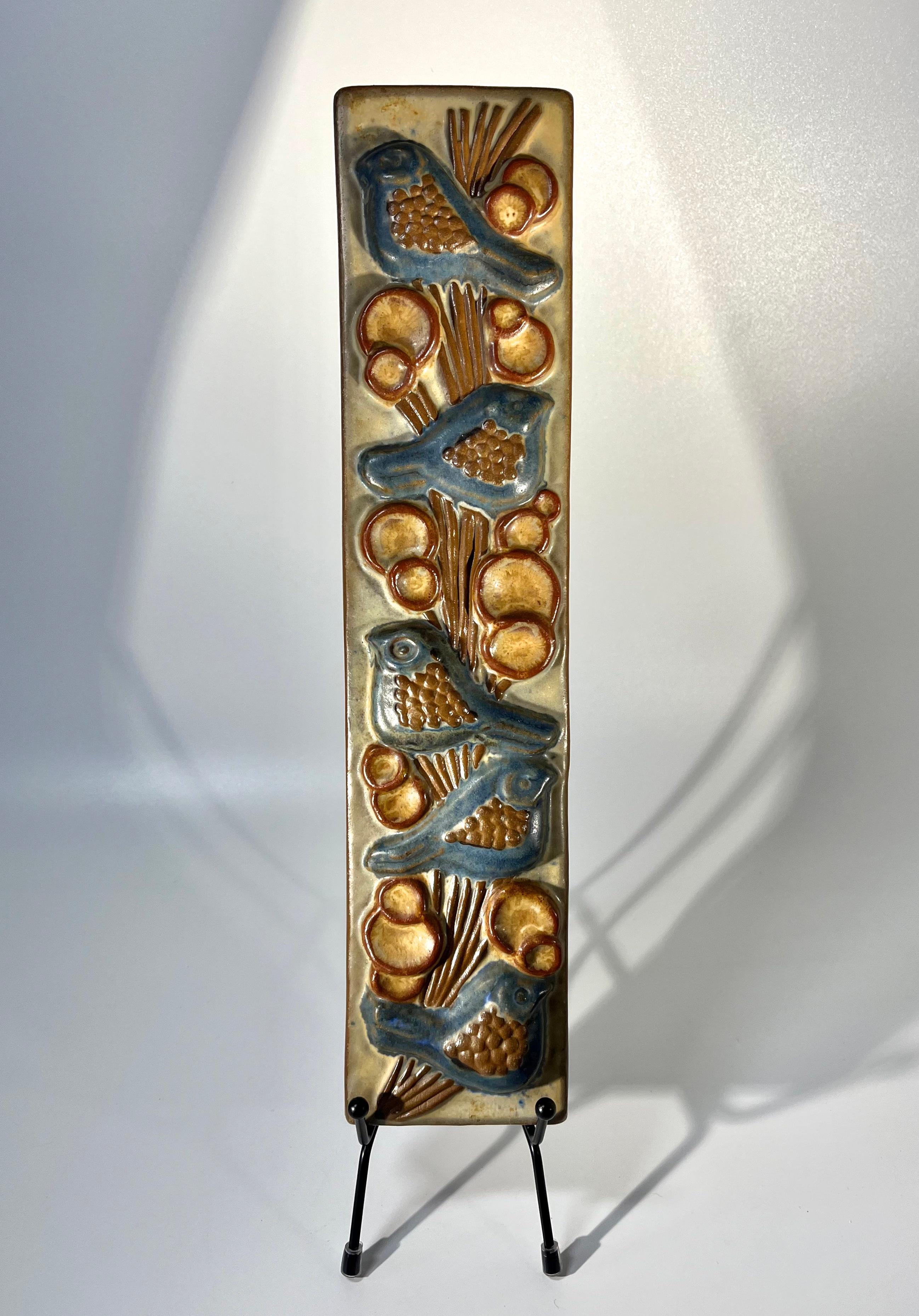 Charmante Ansammlung von fünf kleinen Vögeln Wandtafel, von Marianne Starck für Michael Andersen, Dänemark
Gedämpfte blaue Glasur mit braunen Reflexen auf Steingut
Gestempelt MS, Drei-Herrn-Marke und #6167 auf der Rückseite
Breite 3 Zoll, Höhe 13,5