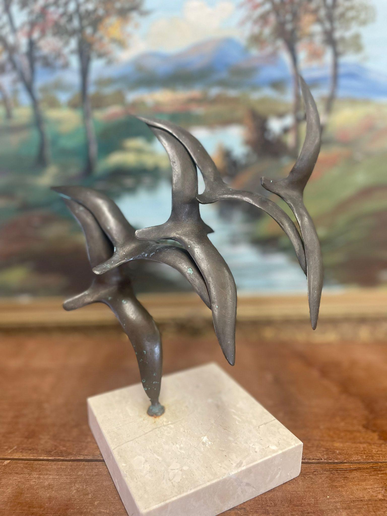 Mid-Century moderno Scultura con stormo di gabbiani in volo. Forse bronzo su marmo. in vendita