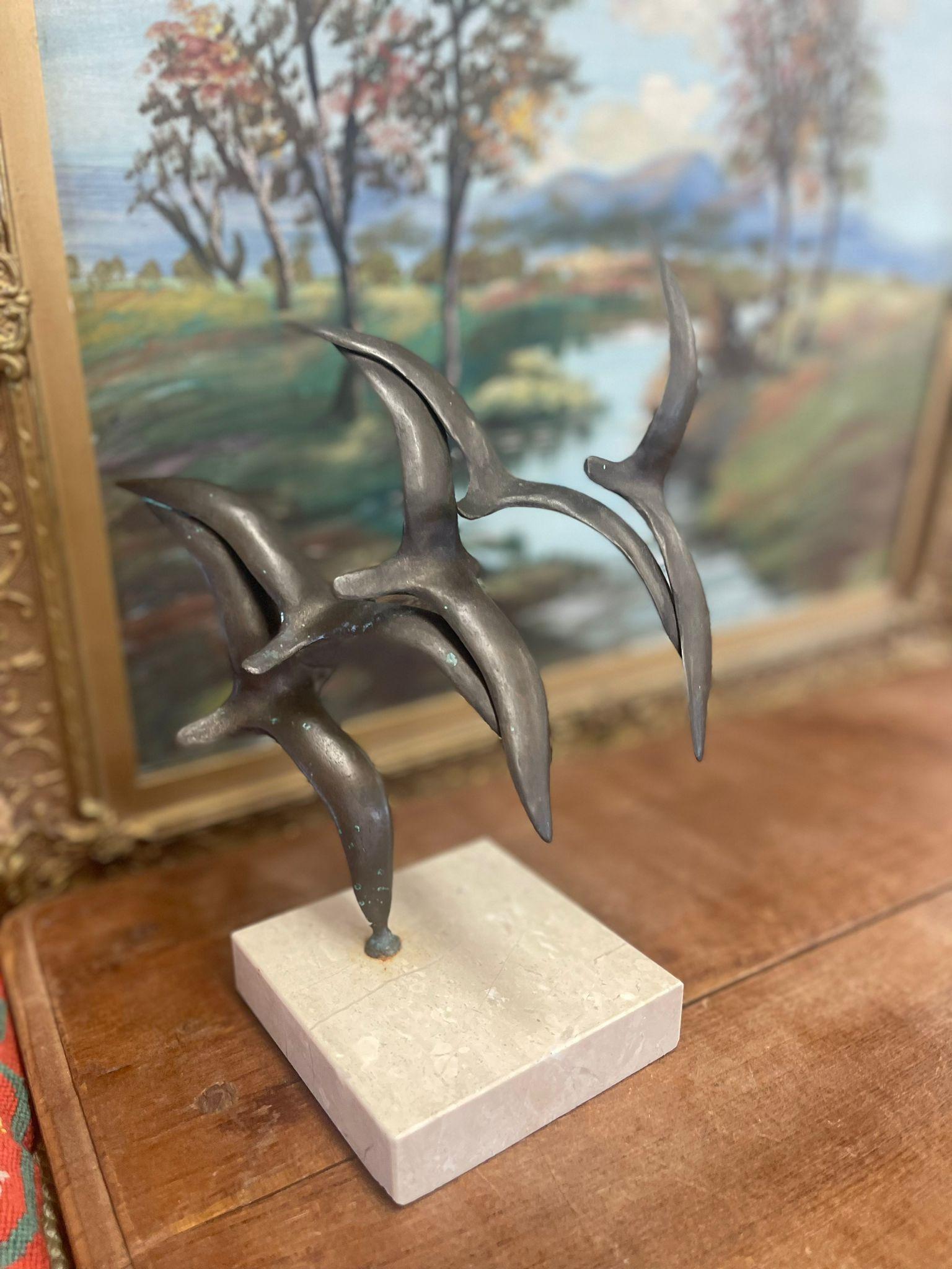 Scultura con stormo di gabbiani in volo. Forse bronzo su marmo. In condizioni buone in vendita a Seattle, WA