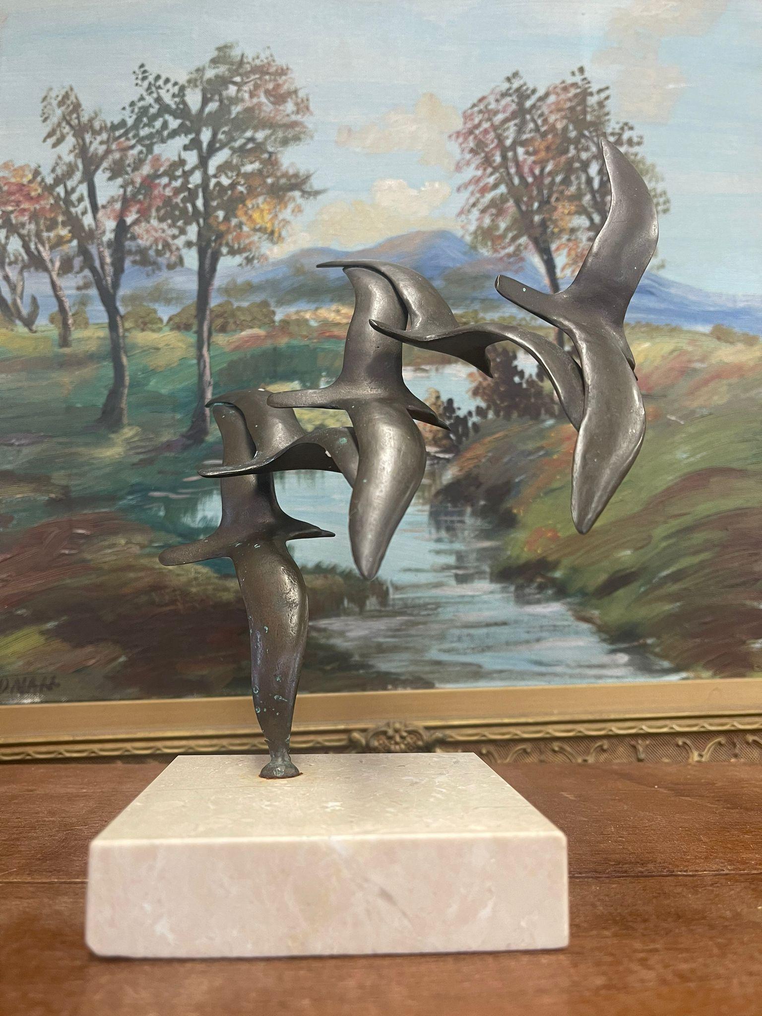 Fine XX secolo Scultura con stormo di gabbiani in volo. Forse bronzo su marmo. in vendita