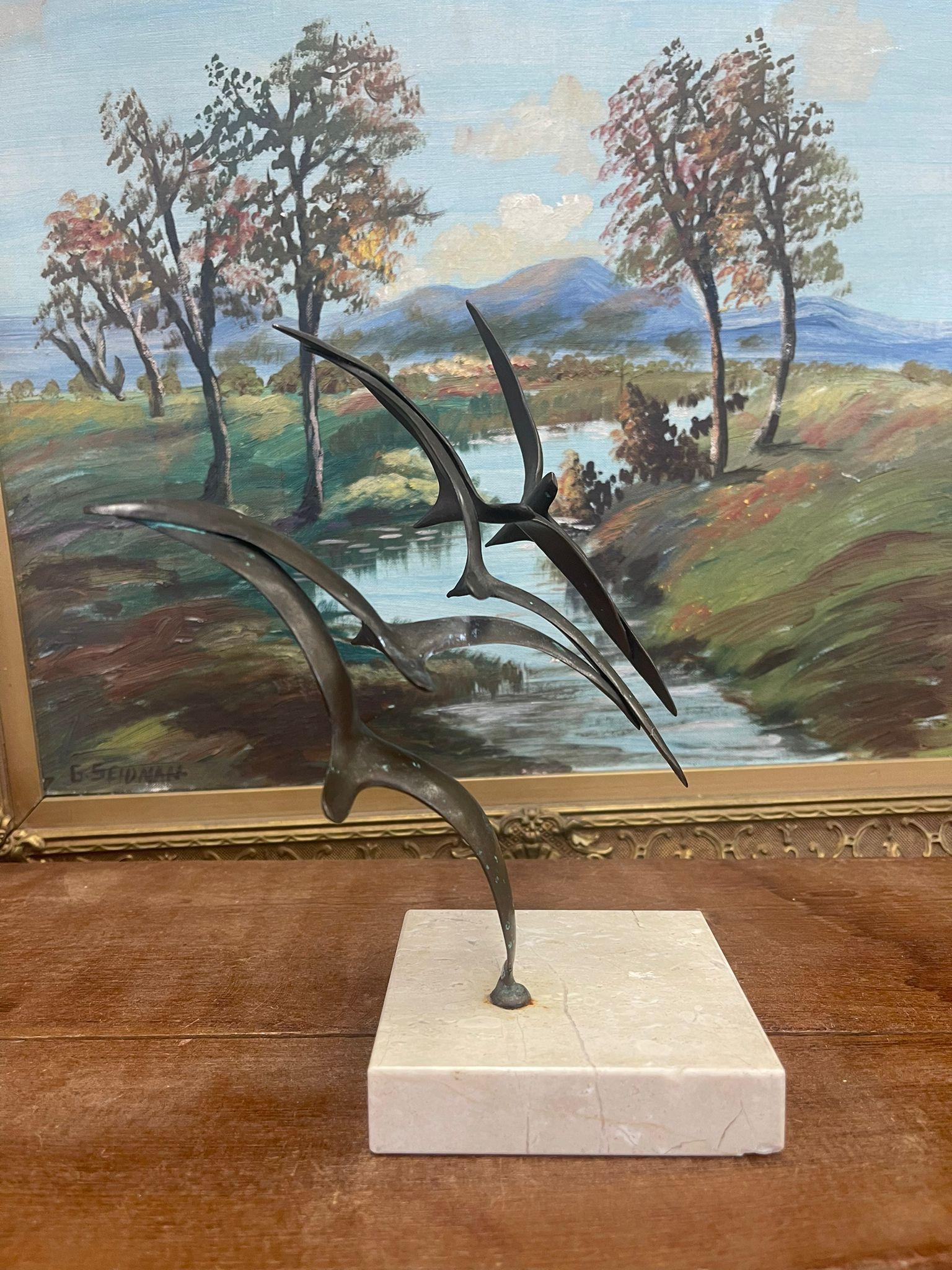 Bronzo Scultura con stormo di gabbiani in volo. Forse bronzo su marmo. in vendita