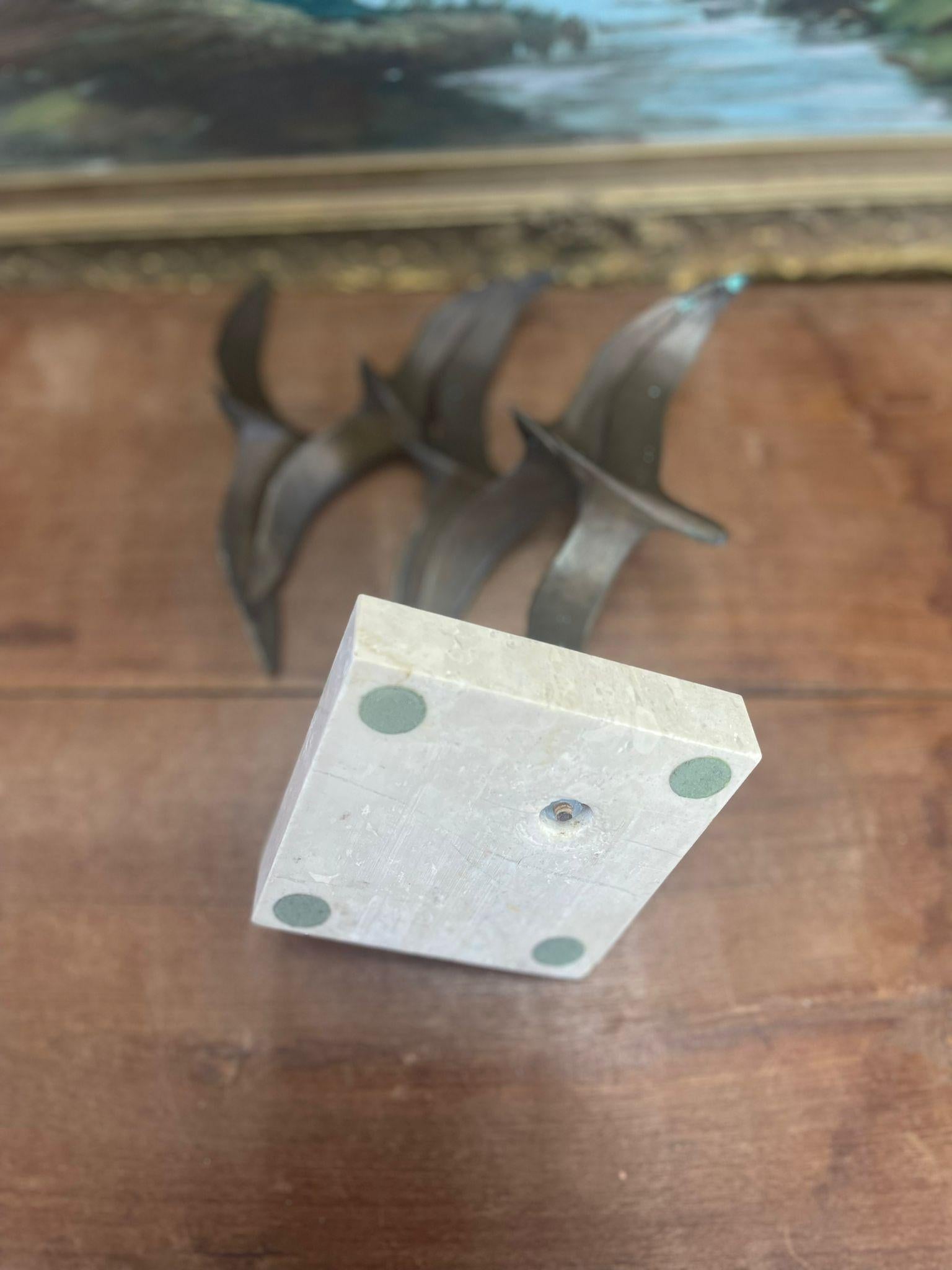 Scultura con stormo di gabbiani in volo. Forse bronzo su marmo. in vendita 1