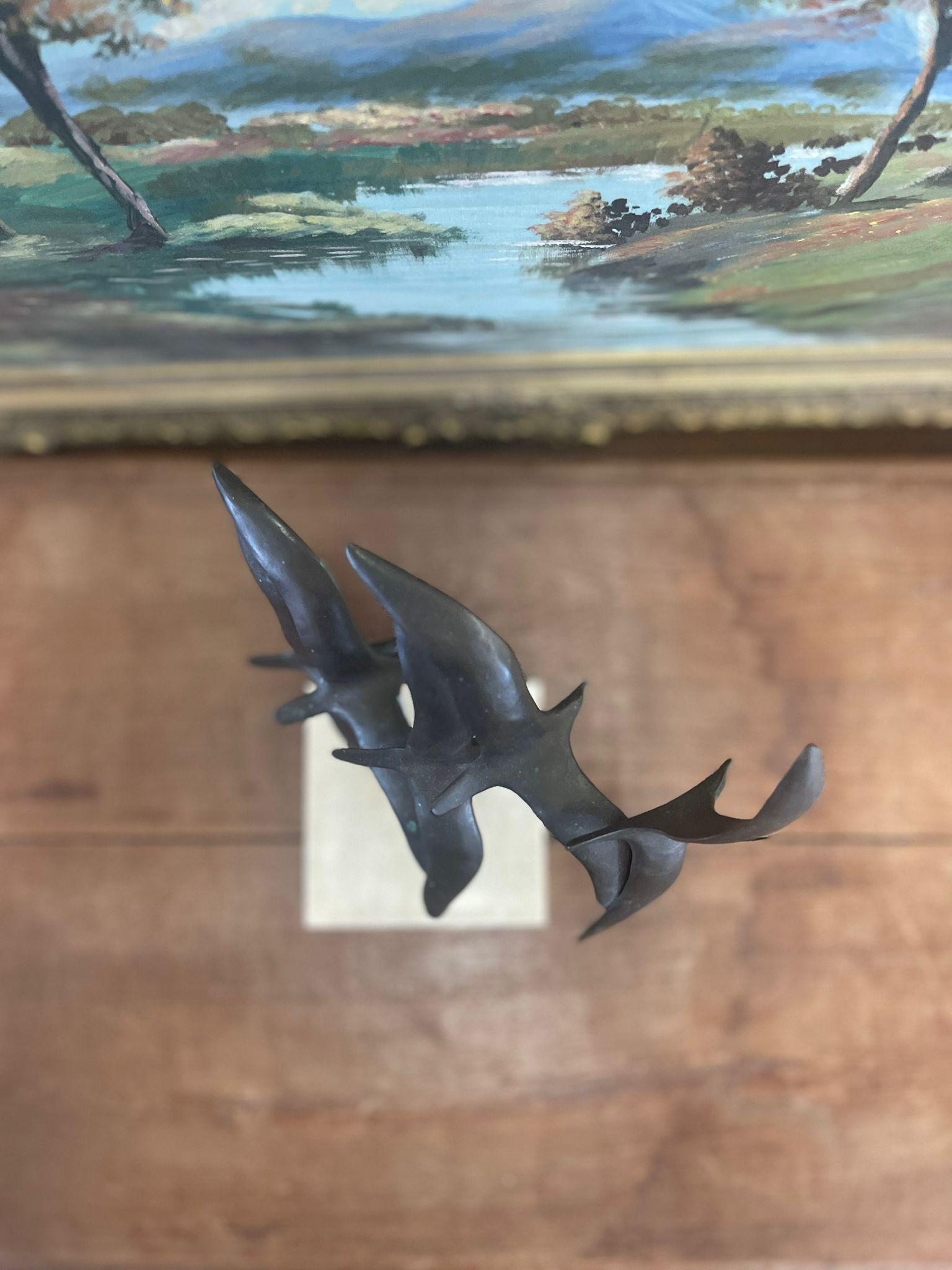 Scultura con stormo di gabbiani in volo. Forse bronzo su marmo. in vendita 2