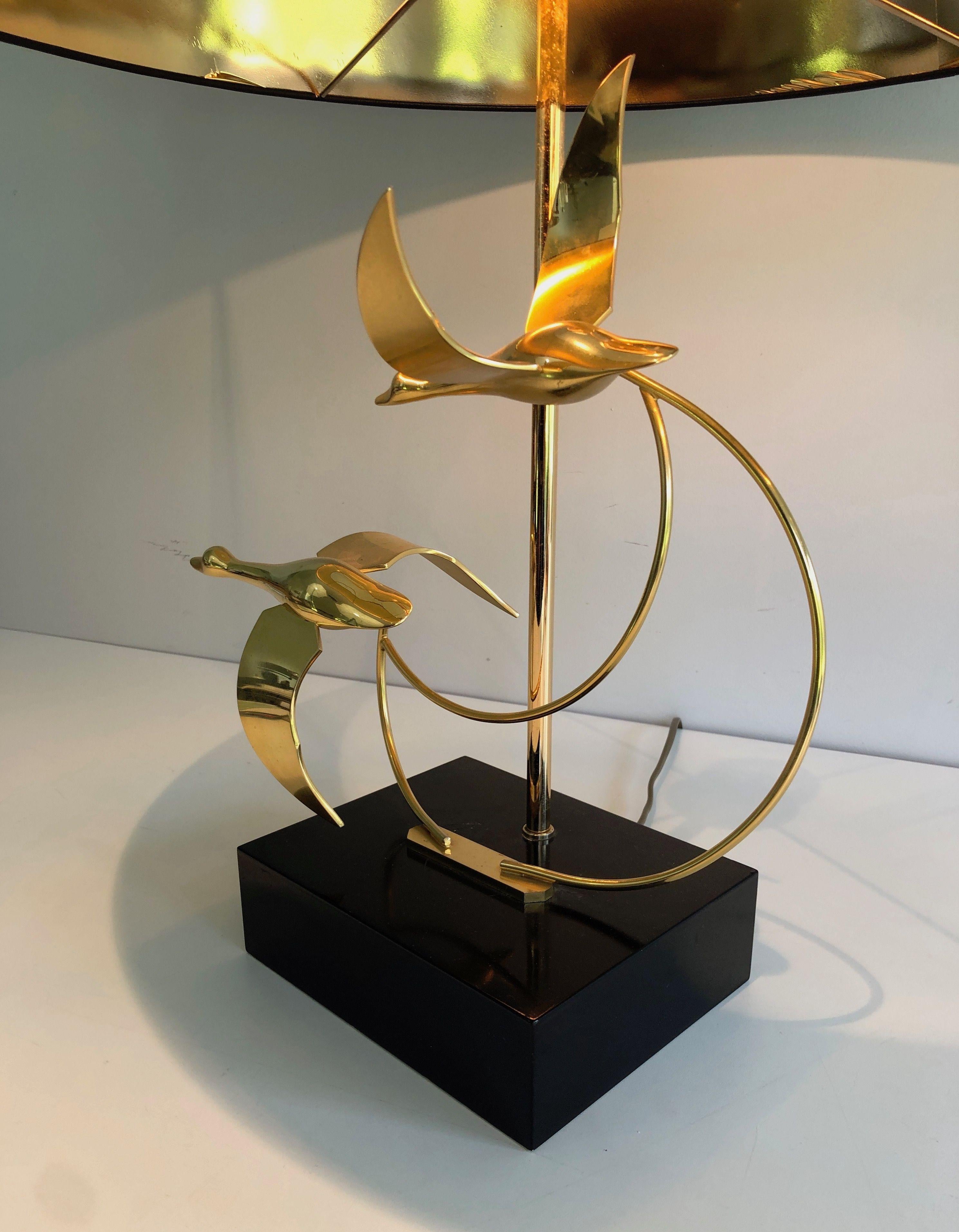 This very nice lock of wild geese table lamp is made of brass. This is a French work. Circa 1970