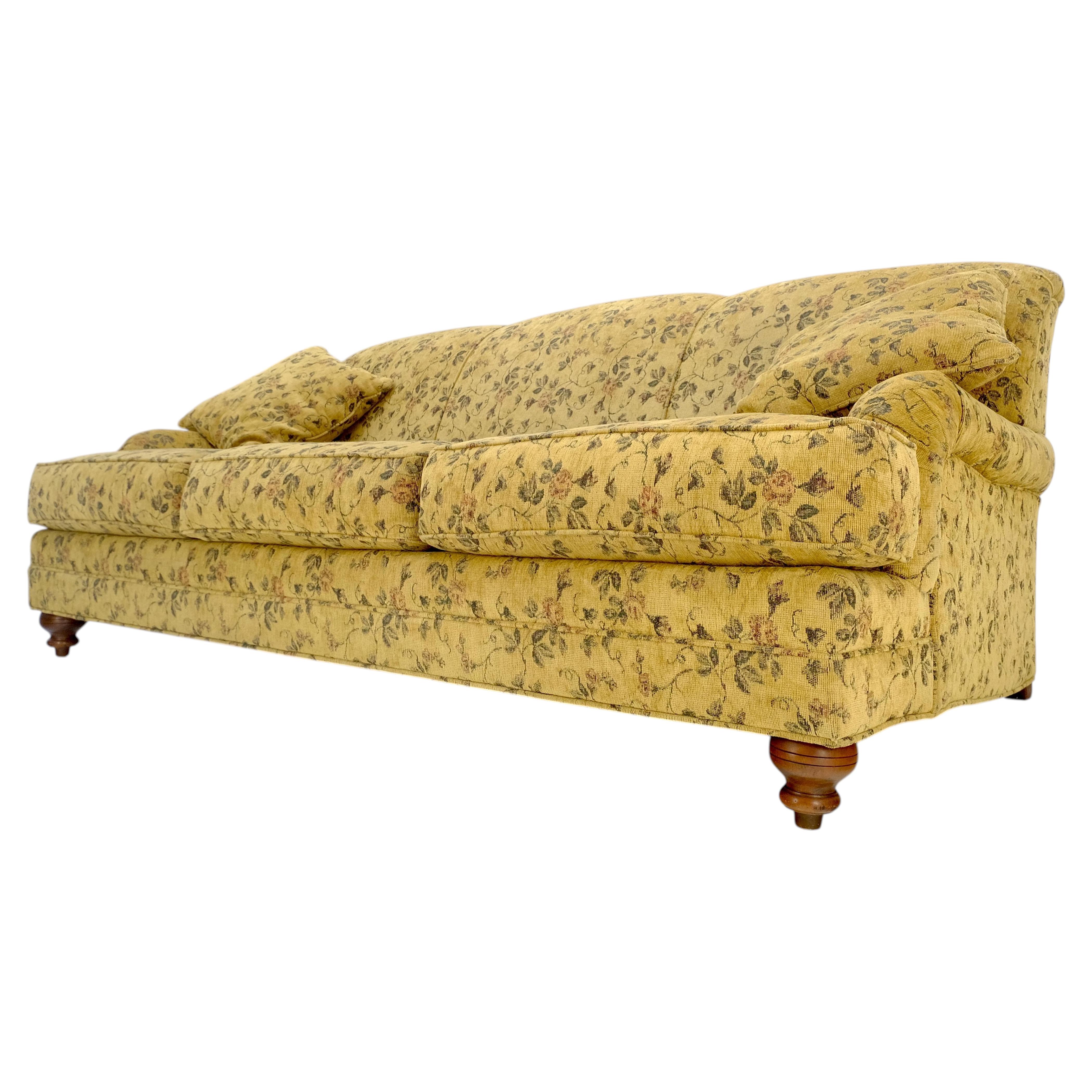 Canapé traditionnel à 3 coussins en velours ocre floqué à motifs botaniques – ÉTAT NEUF !