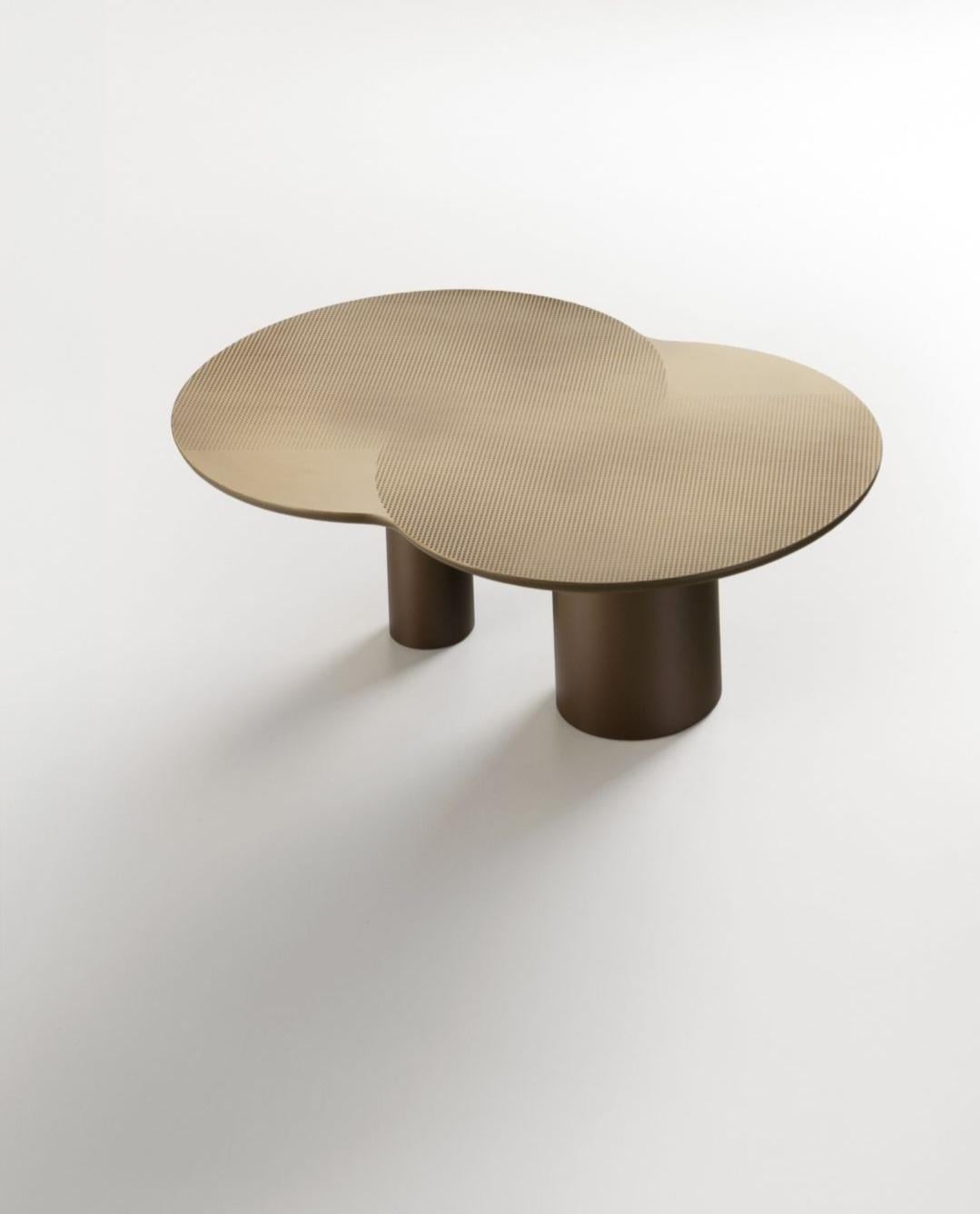 Table d'appoint Flocks 32 de De Castelli
Dimensions : L 75 x D 58 x H 32 cm
Matériaux : Cuivre
D'autres versions sont disponibles, veuillez nous contacter pour toute demande.

La collection de tables Flocks a été inspirée par le mouvement sinueux et