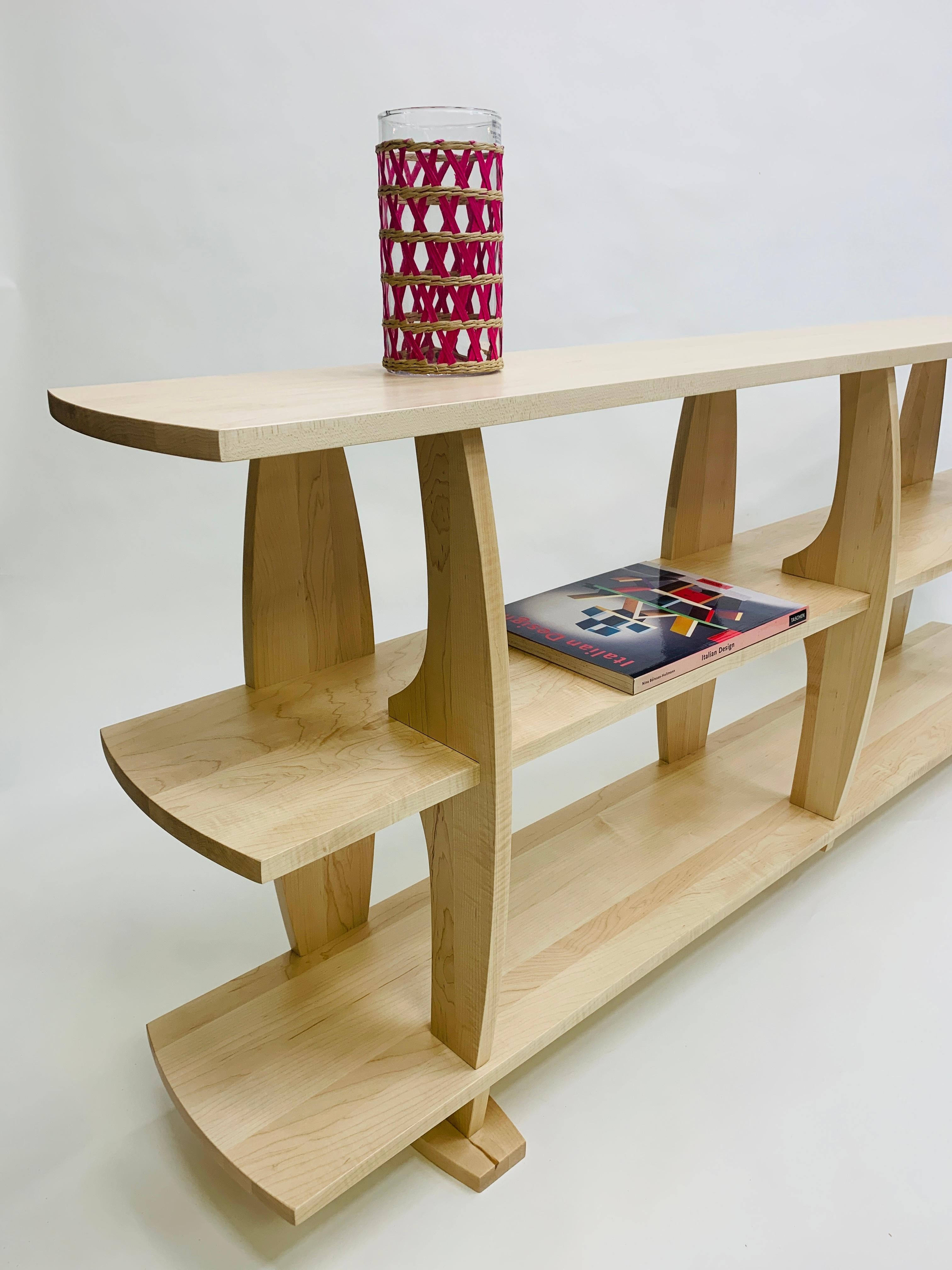 Mid-Century-inspiriertes Floe-Bücherregal in Ahorn (amerikanisch) im Angebot