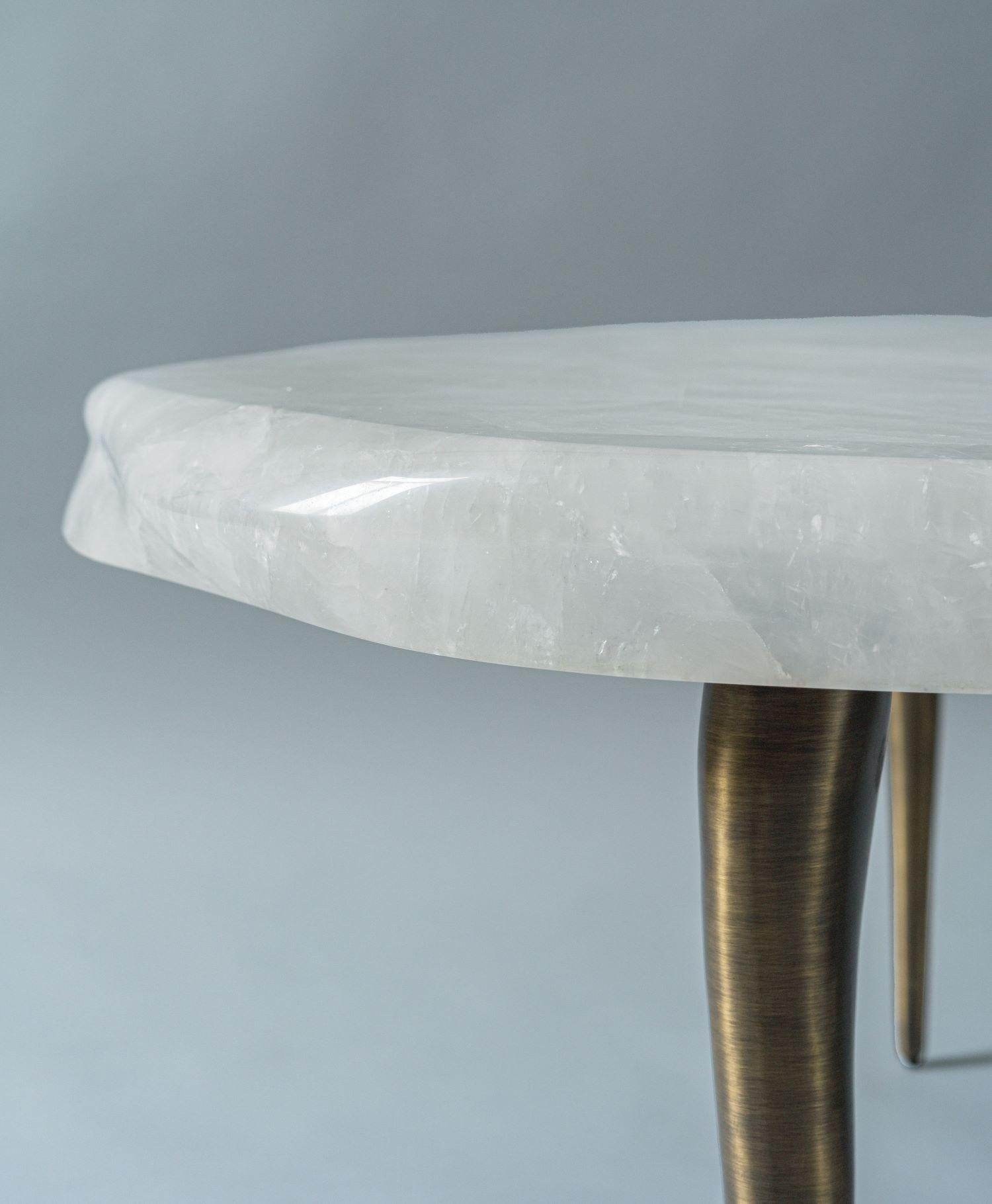 Indien Table basse Floe II de DeMuro Das en quartz blanc et bronze massif en vente