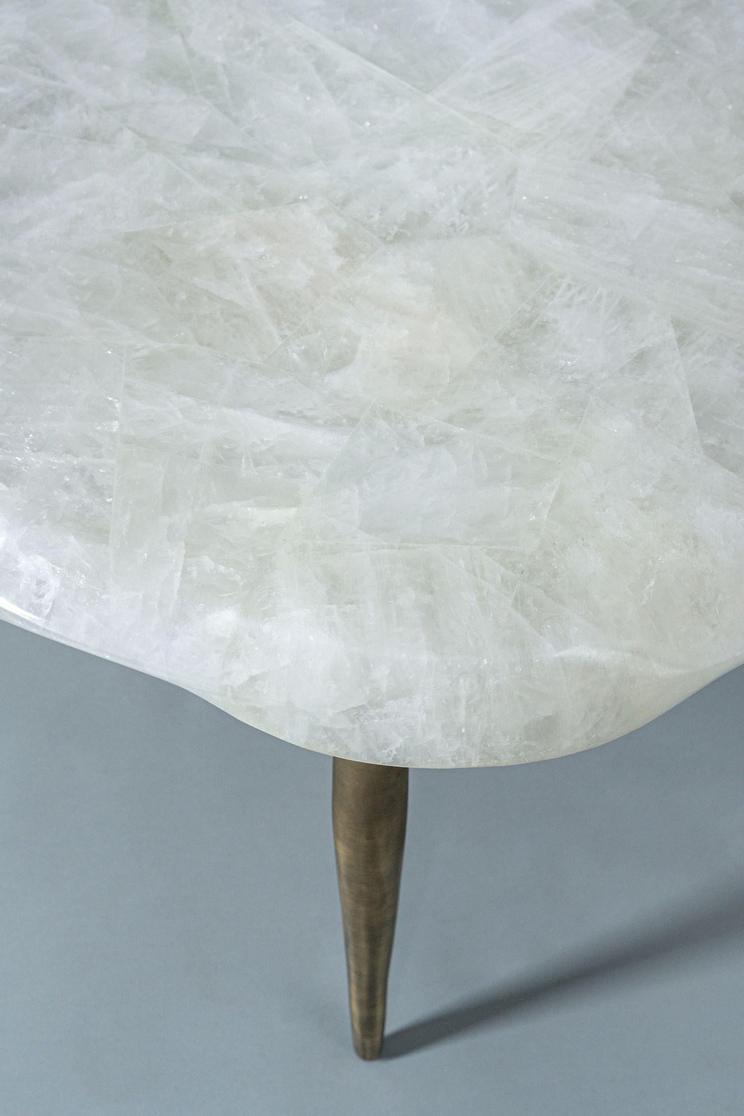 Table basse Floe III de DeMuro Das en quartz blanc et bronze massif Neuf - En vente à New York, NY