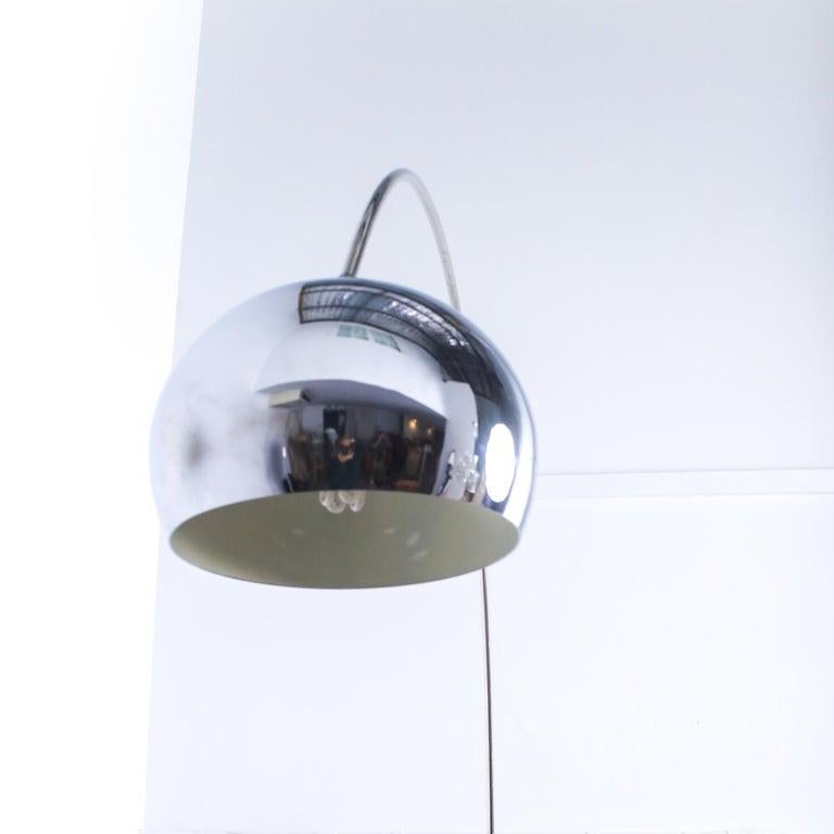 Large very stylish 1970 Italian arc lamp with adjustable arm and heavy base in chrome and black metal by Goffredo Reggiani 
 