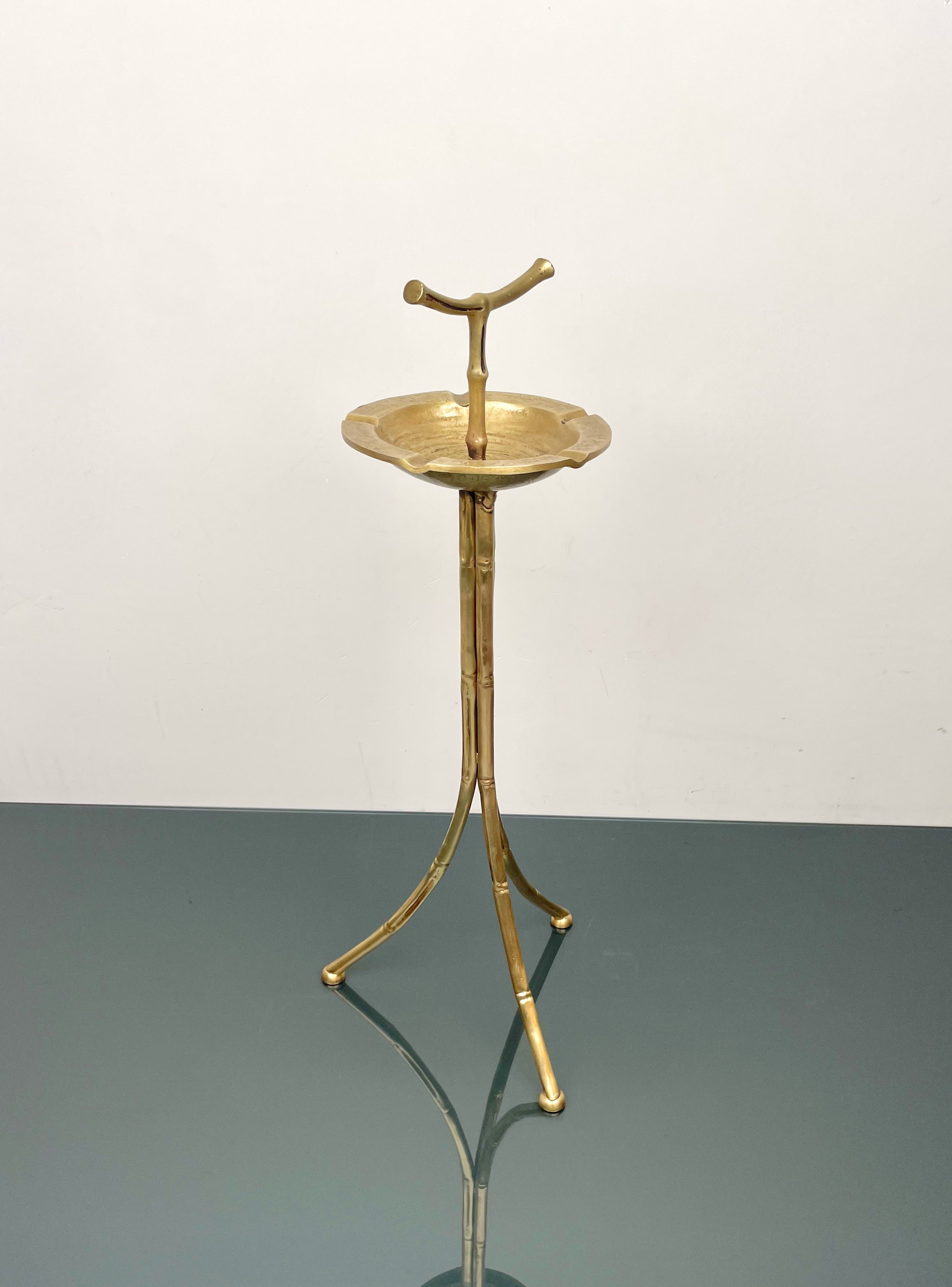 Amazing floor ashtray in gold bronze faux bamboo in the style of Maison Bagues.

Made in France in the 1970s.

