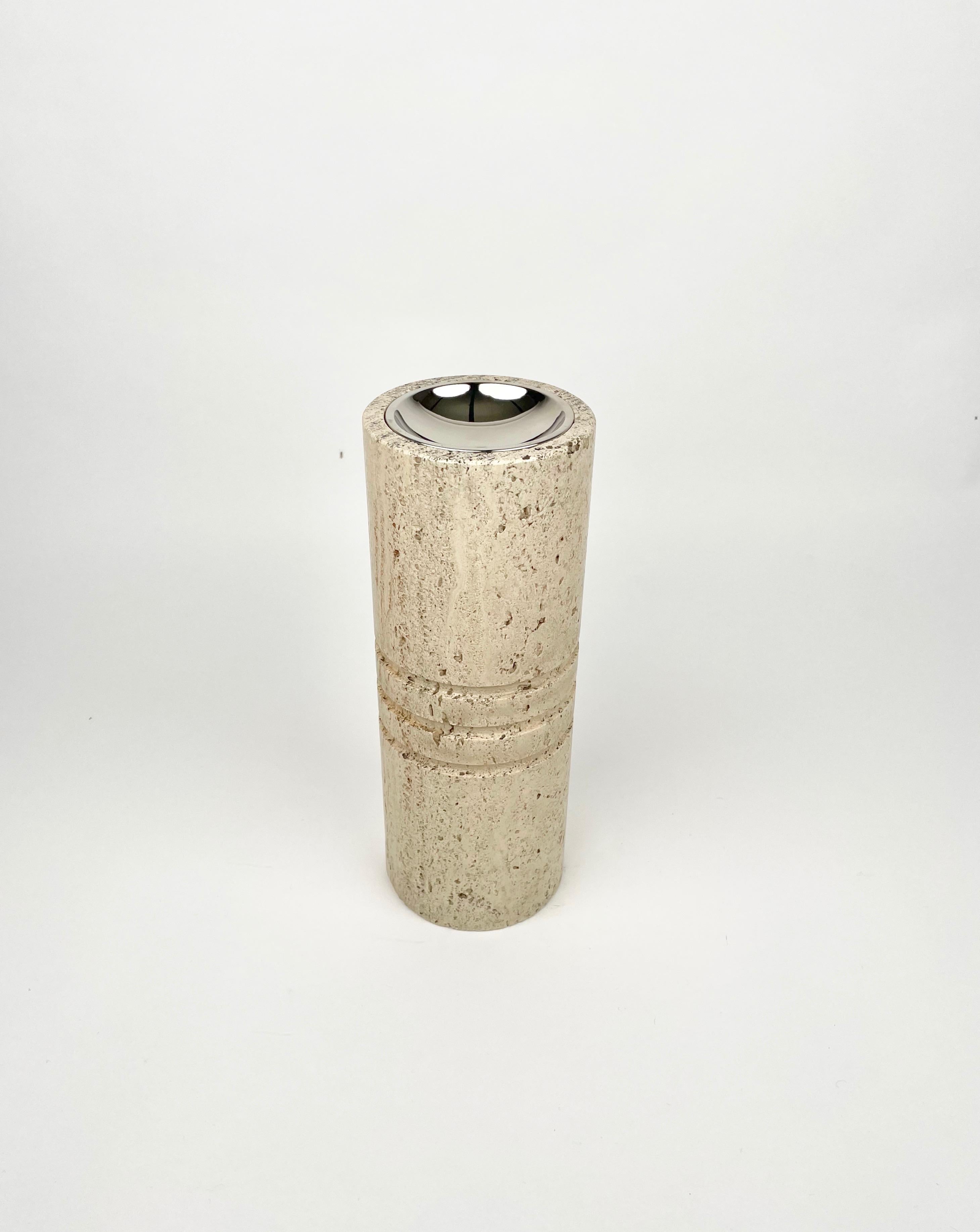 Cendrier de sol cylindrique en structure de marbre travertin et acier de Fratelli Mannelli. 

Fabriqué en Italie dans les années 1970.