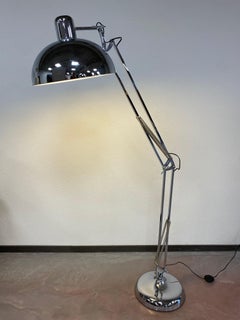 Lampada da terra cromata in stile industriale