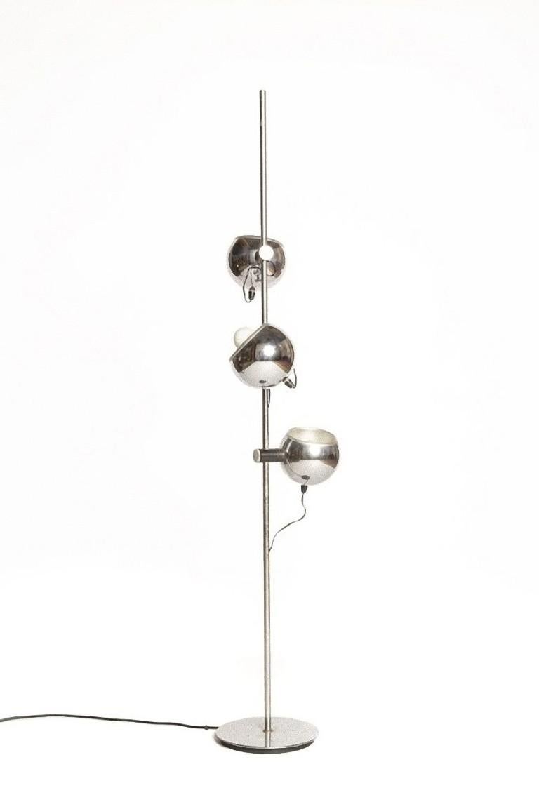 Floor chrome lamp is a sophisticated lamp realized in the 1970s by Italian Manufacture.

A vintage floor lamp, with three lights, realized in chromed steel.

