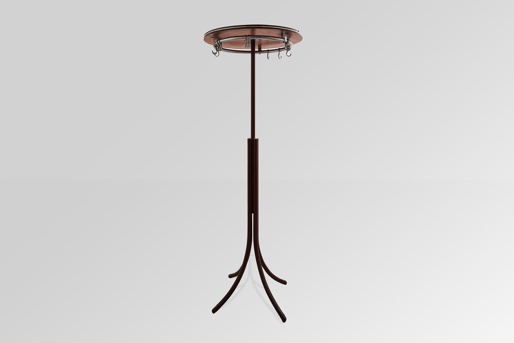 Dieser elegante Bodengarderobenständer, der zwischen 1950 und 1959 von Vittorio Gregotti entworfen wurde, verkörpert die raffinierte Ästhetik und das funktionale Design des Modernismus der Jahrhundertmitte. Mit seinen klaren Linien und seiner