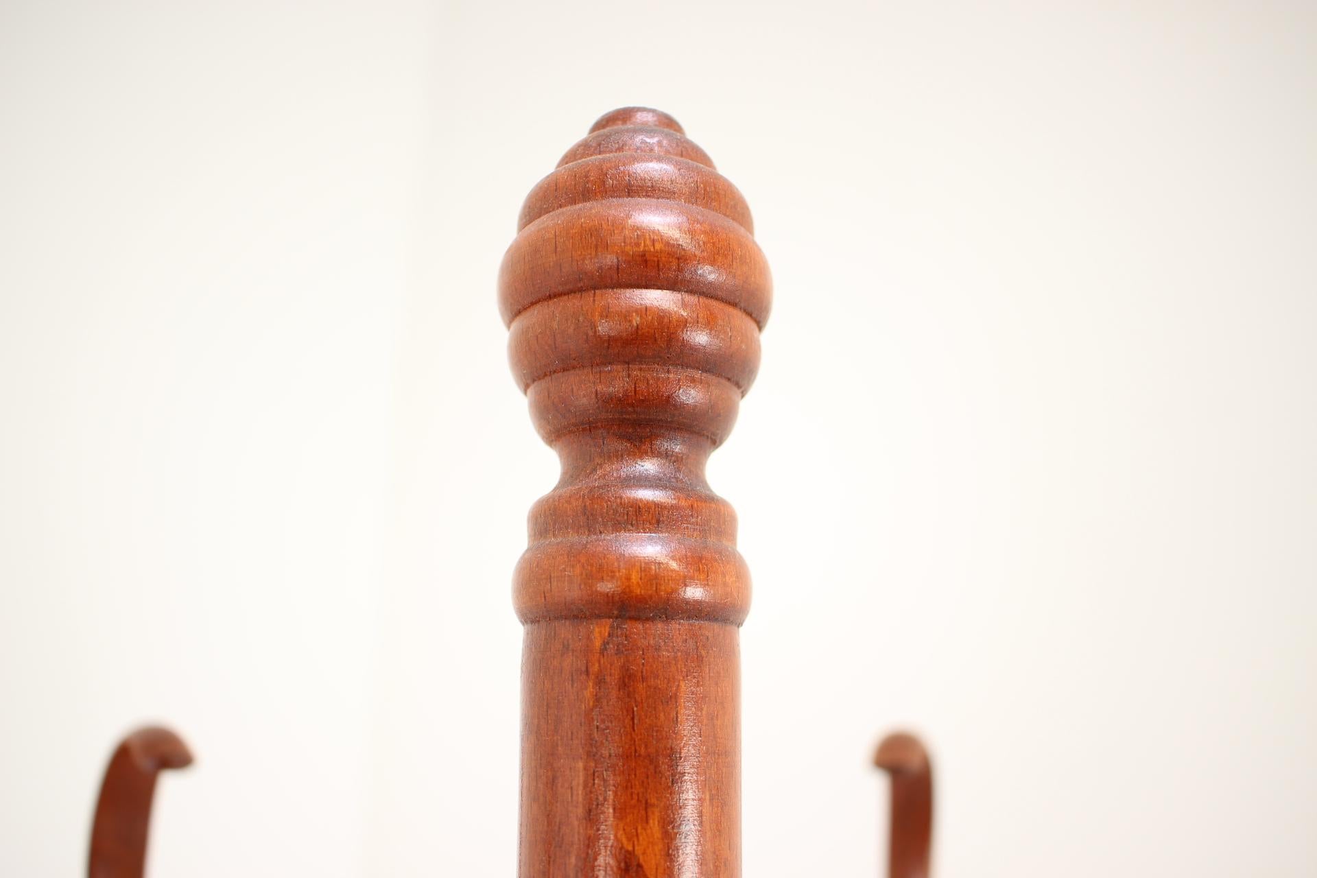 Colgador de suelo Ton años 80, Checoslovaquia Madera en venta