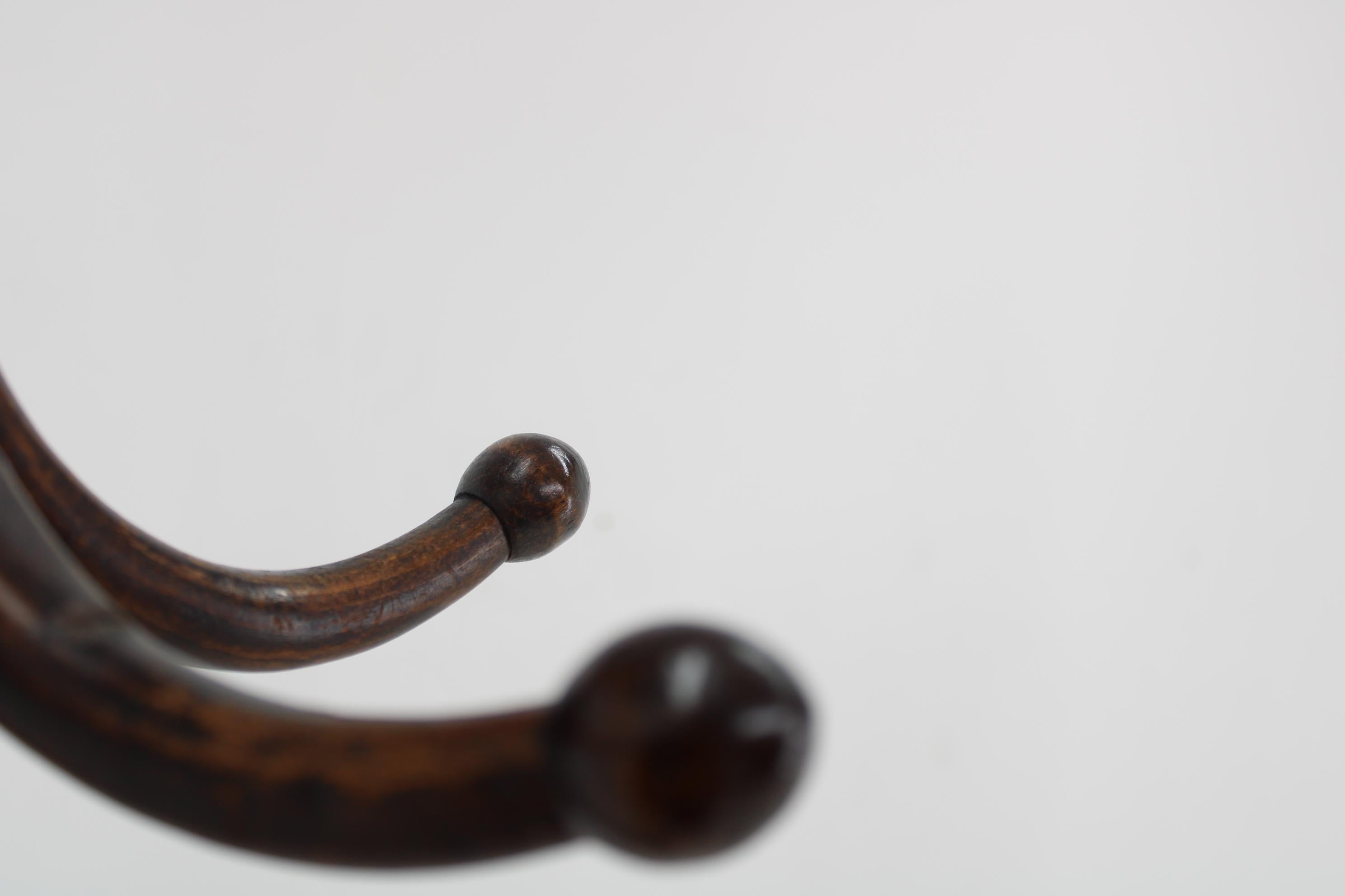 TON/Thonet floor hanger, made in the year 1920, in former Czechoslovakia.
Made of wood.
Repolished, cleaned, shows some minor signs of use.

