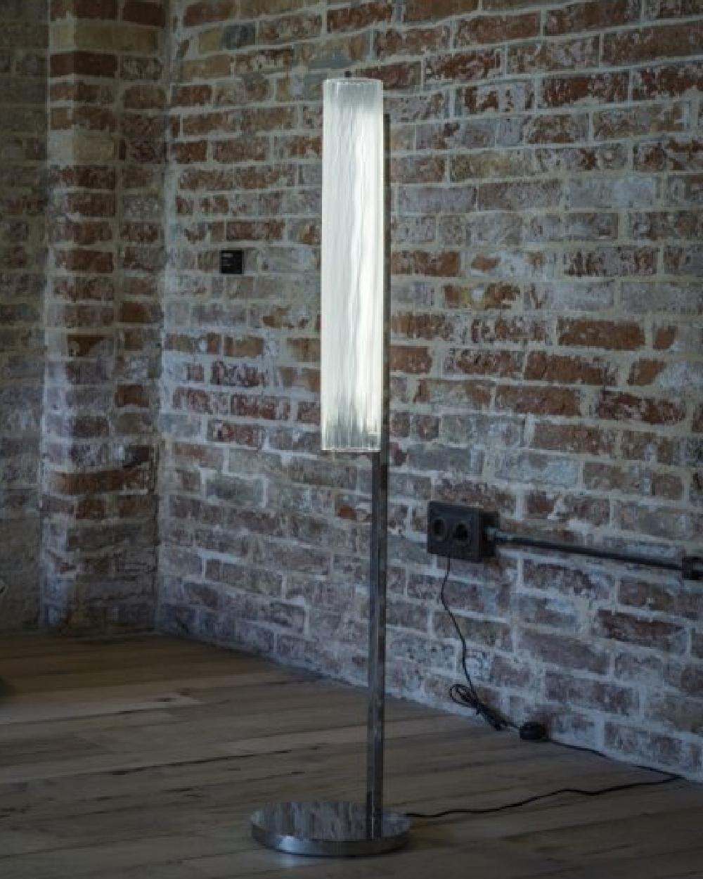 Al igual que la lámpara colgante Horizon original, Floor Horizon está diseñada para desaparecer durante el día y emerger incandescente por la noche. Su estructura de acero, visualmente recesiva, crea el dramatismo de una línea vertical de luz