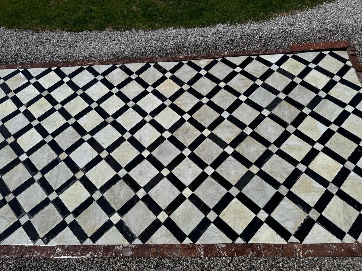 Floor in white Carrara marble, Belgian black marble and royal red marble, 18th century, 23m2
There are multiple installation possibilities. The photo shows a 7.30 x 3.7 m layout.
It would be elegant to add a 30 cm border in white Carrara marble