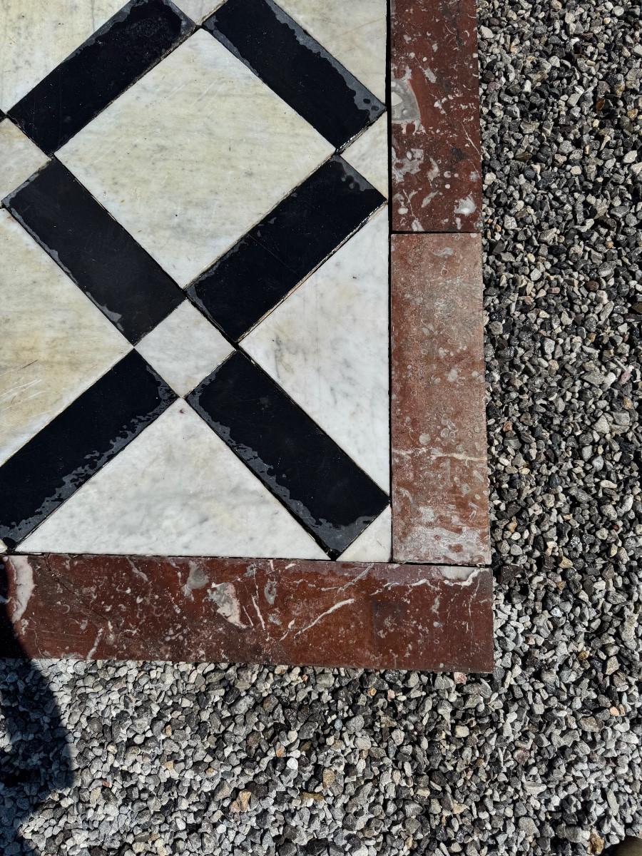 French Floor in white Carrara marble, Belgian black marble and royal red marble, 18th For Sale