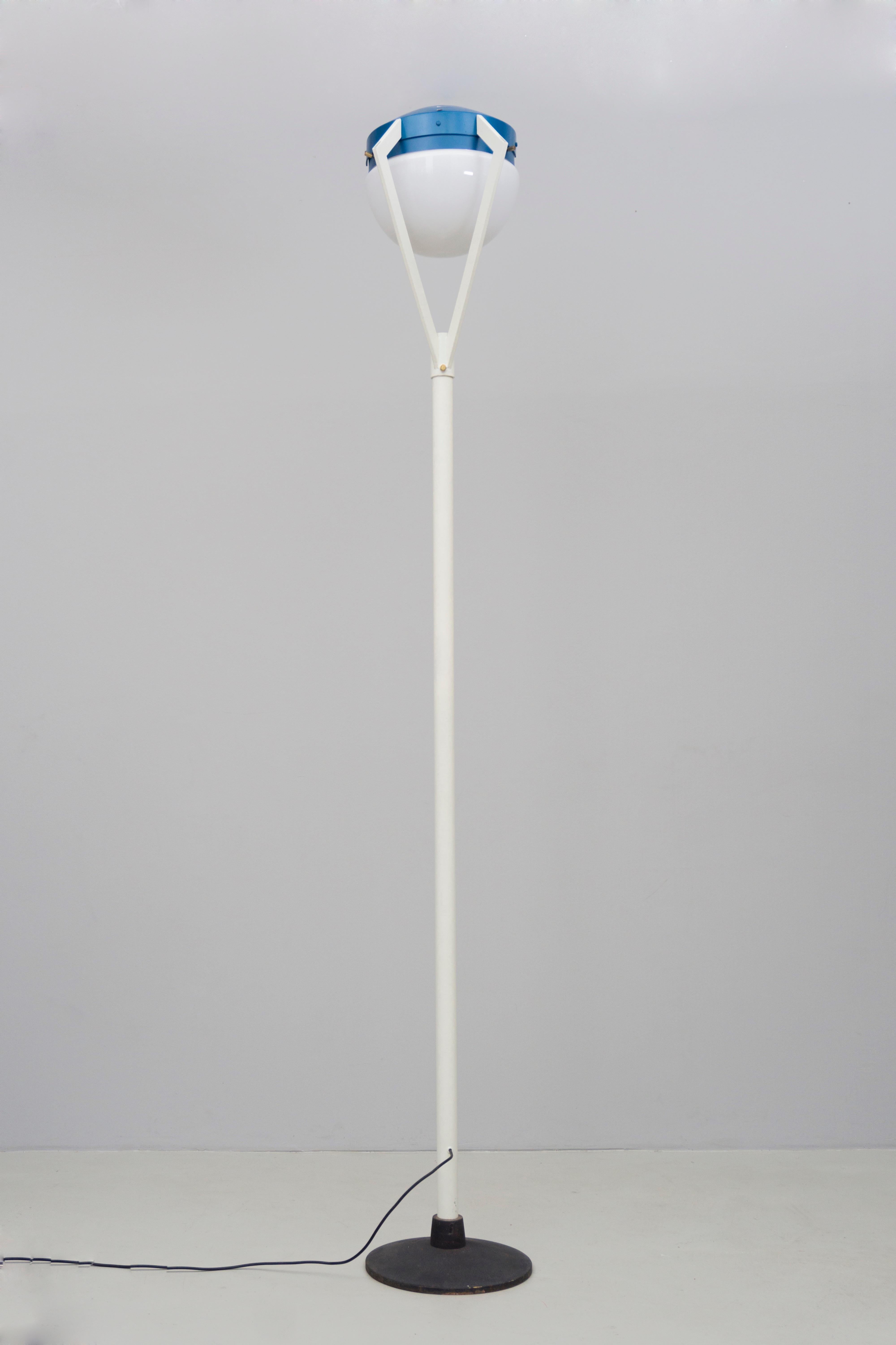 Moderne Grand lampadaire, métal blanc et bleu, par Bruno Gatta, 1960 en vente
