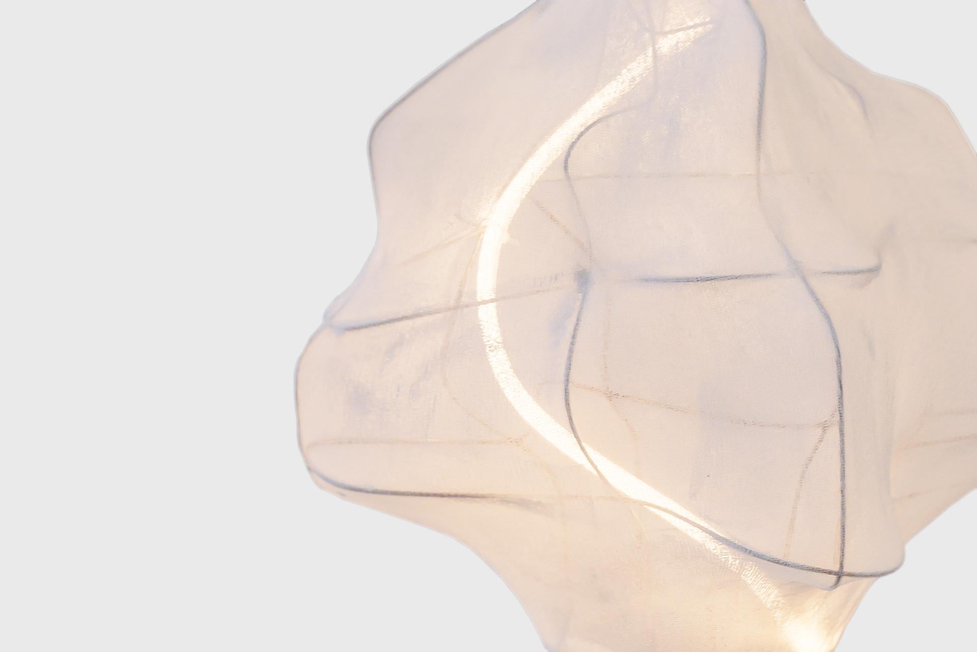 Poudré Lampadaire blanc contemporain 03, Oliver & Frederik, tricot et acier, lampe LED en vente