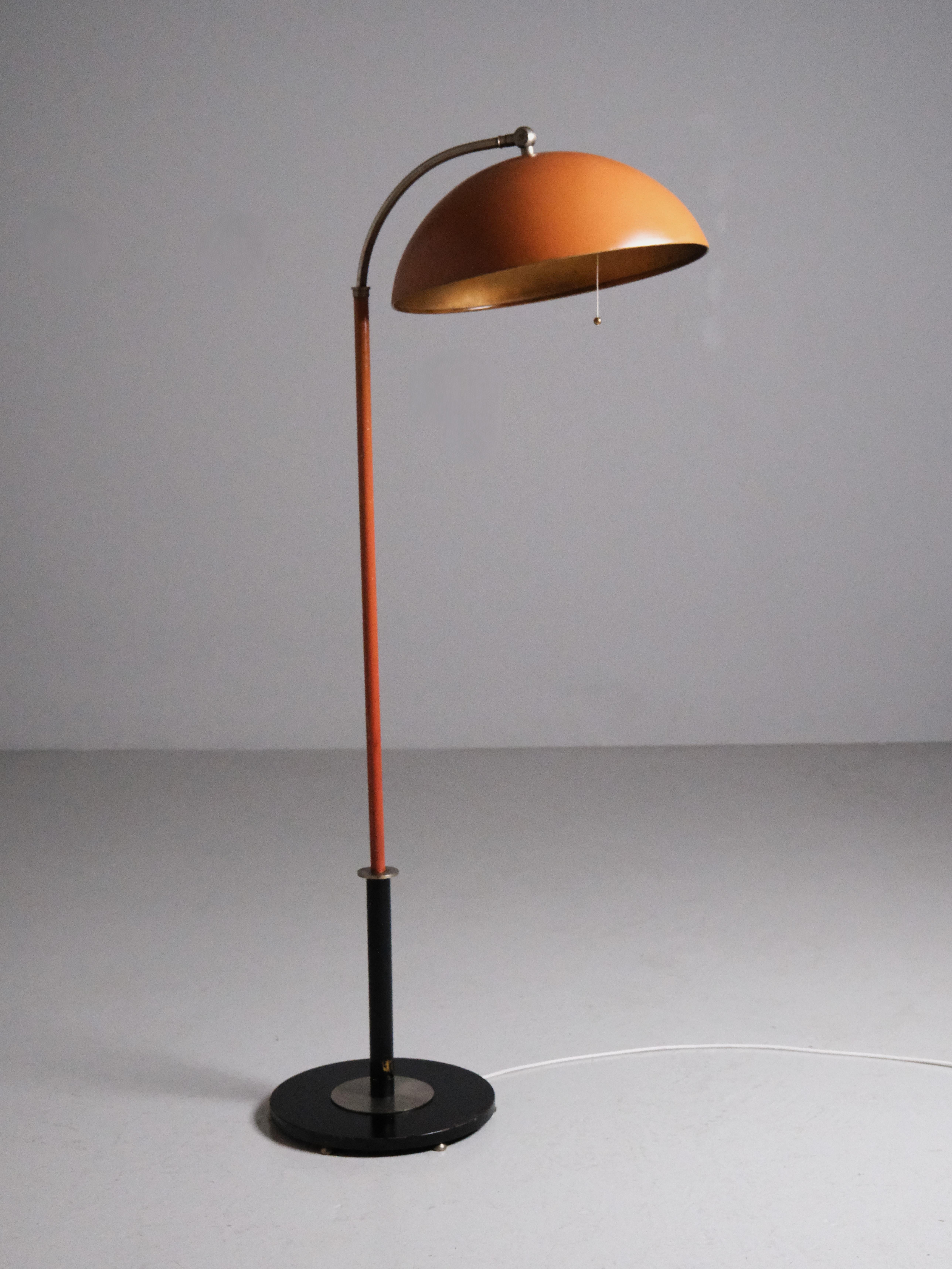 Rare lampadaire conçu par Harald Notini pour Böhlmarks lampvarufabrik, Stockholm, dans les années 1930.

Modèle '15084' avec une forme moderniste. Métal laqué en orange doux (presque marron), noir. L'or à l'intérieur de l'abat-jour donne une lumière